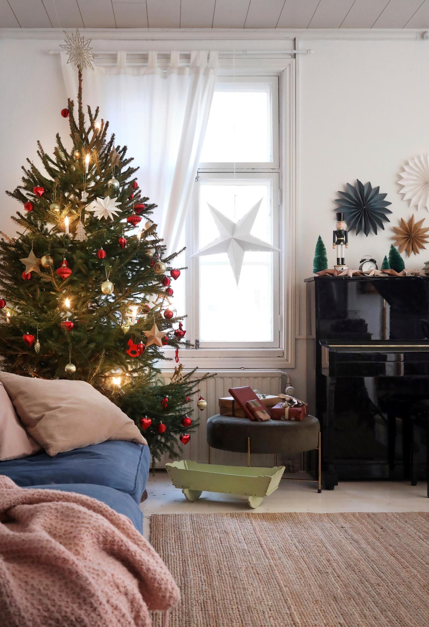 A decorated Christmas tree in the living room