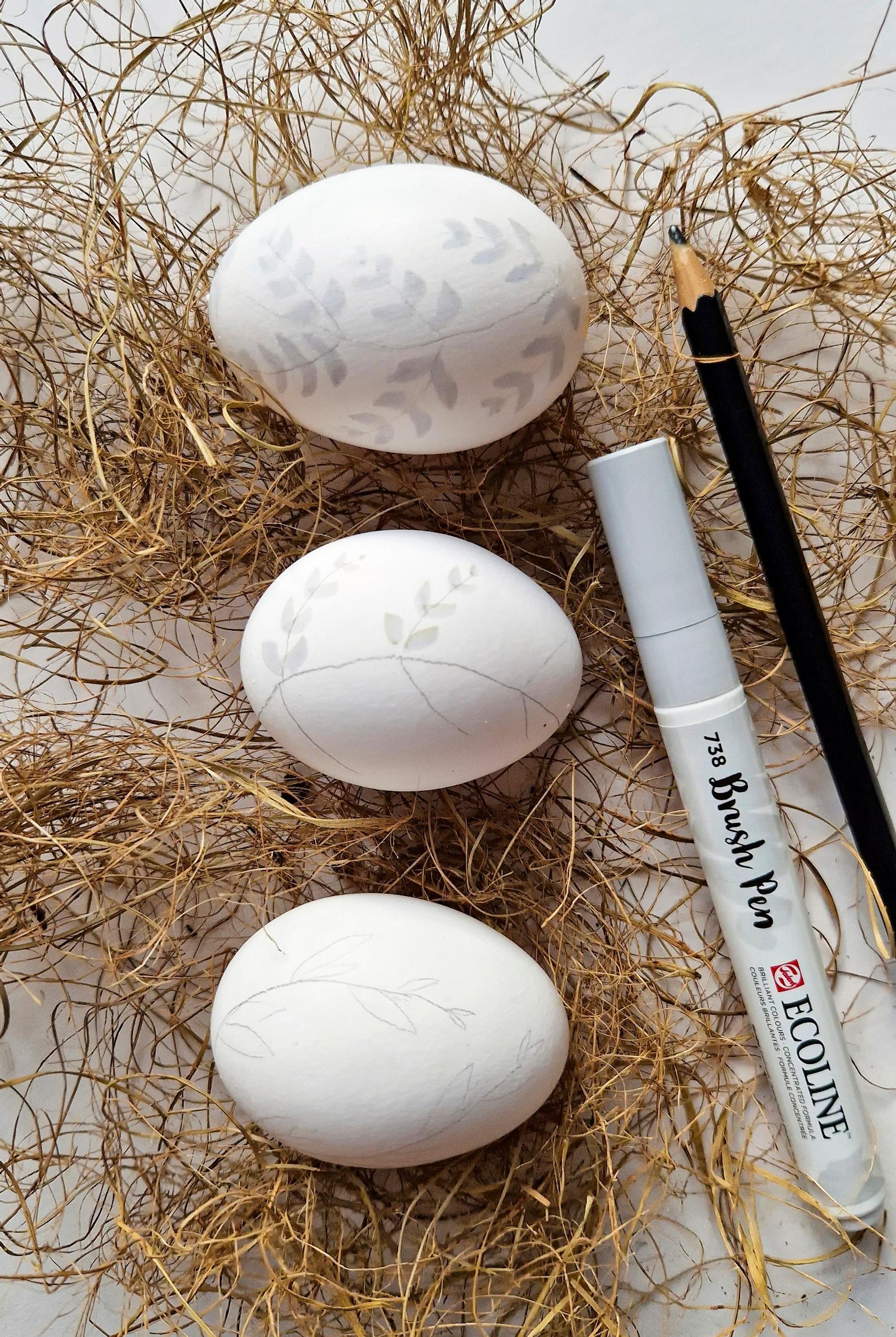 Decorating eggshells with markers
