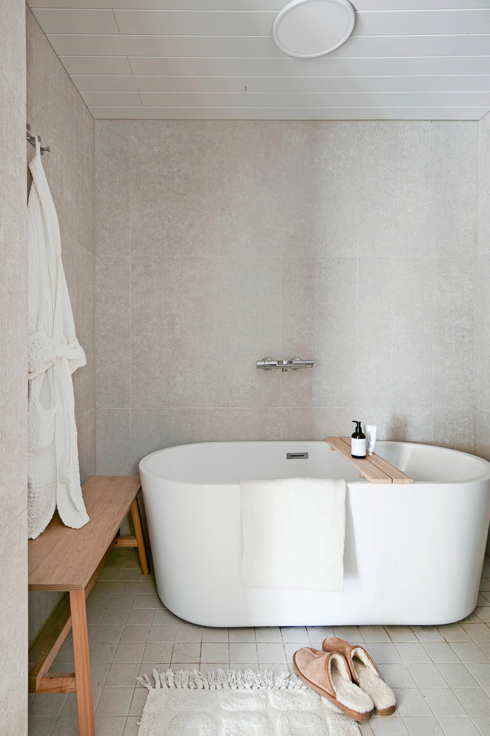 A bathtub in the bathroom