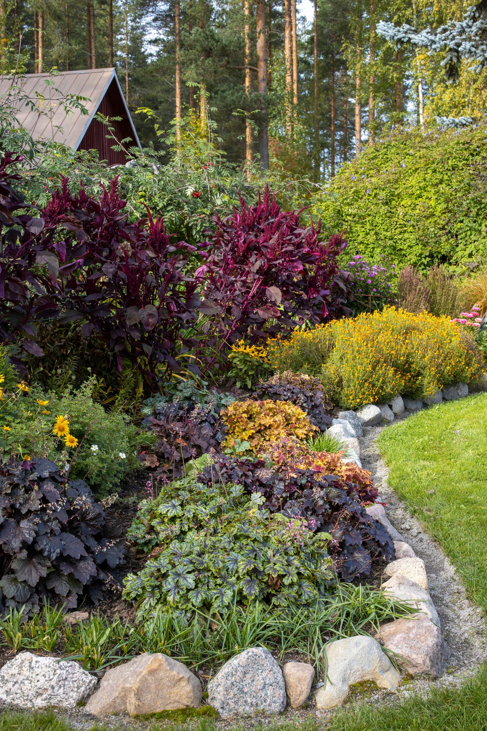 Flower bed edging: stone border