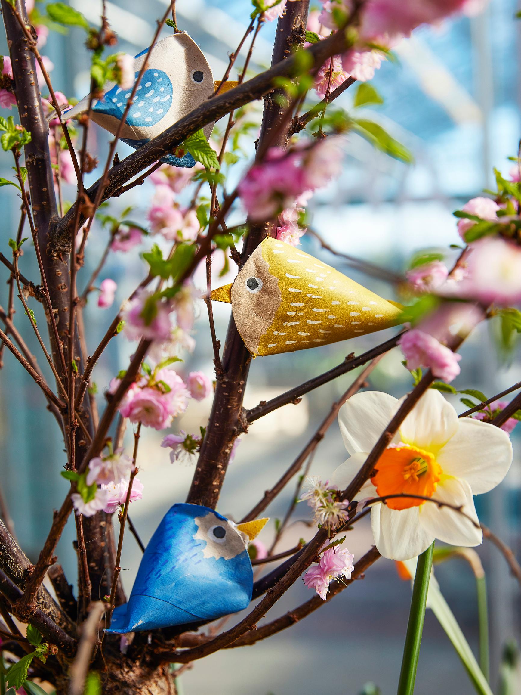 DIY birds from toilet paper rolls—decorate branches with adorable little birdies