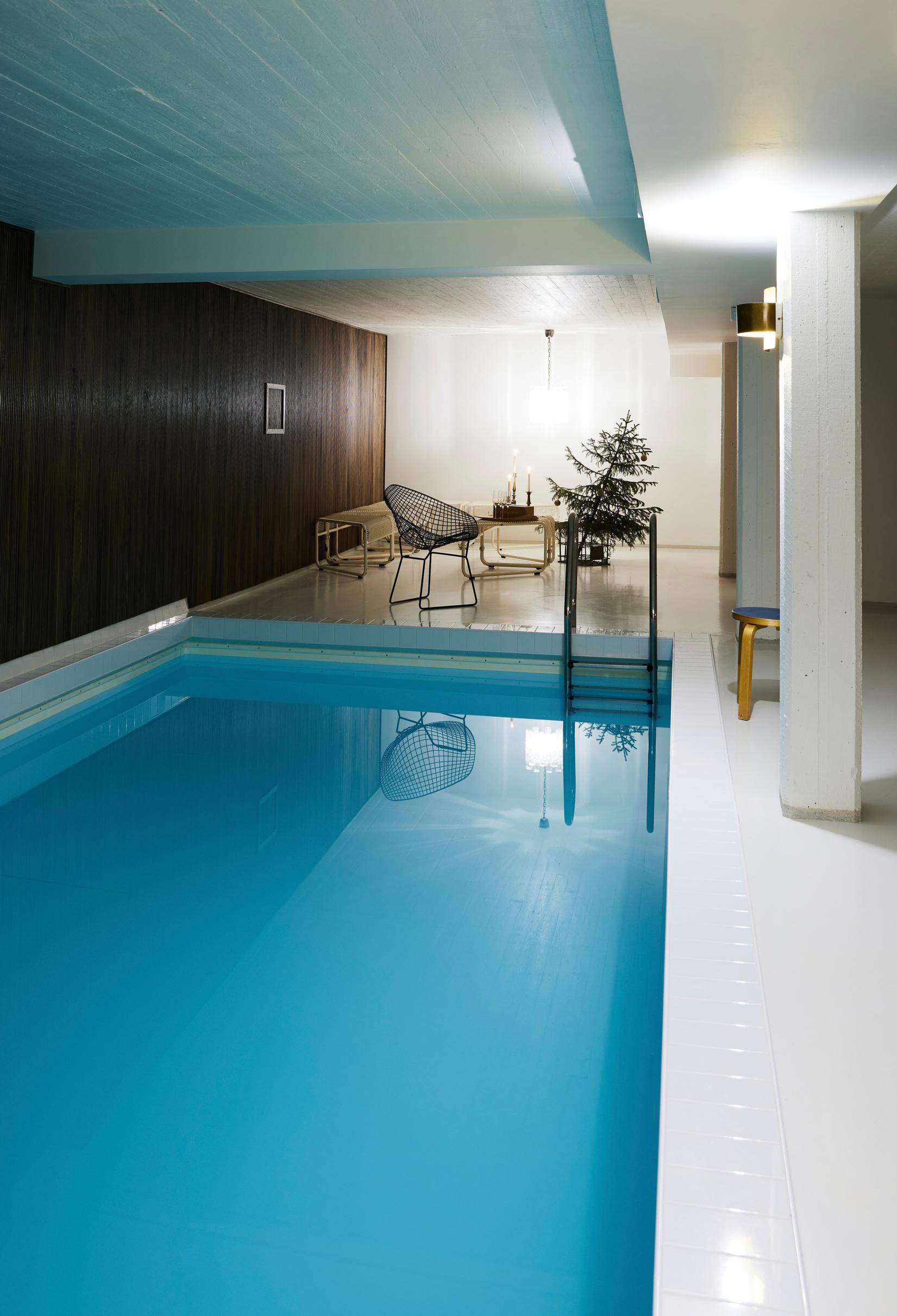 In the pool room, a slatted wood wall and metal furniture.