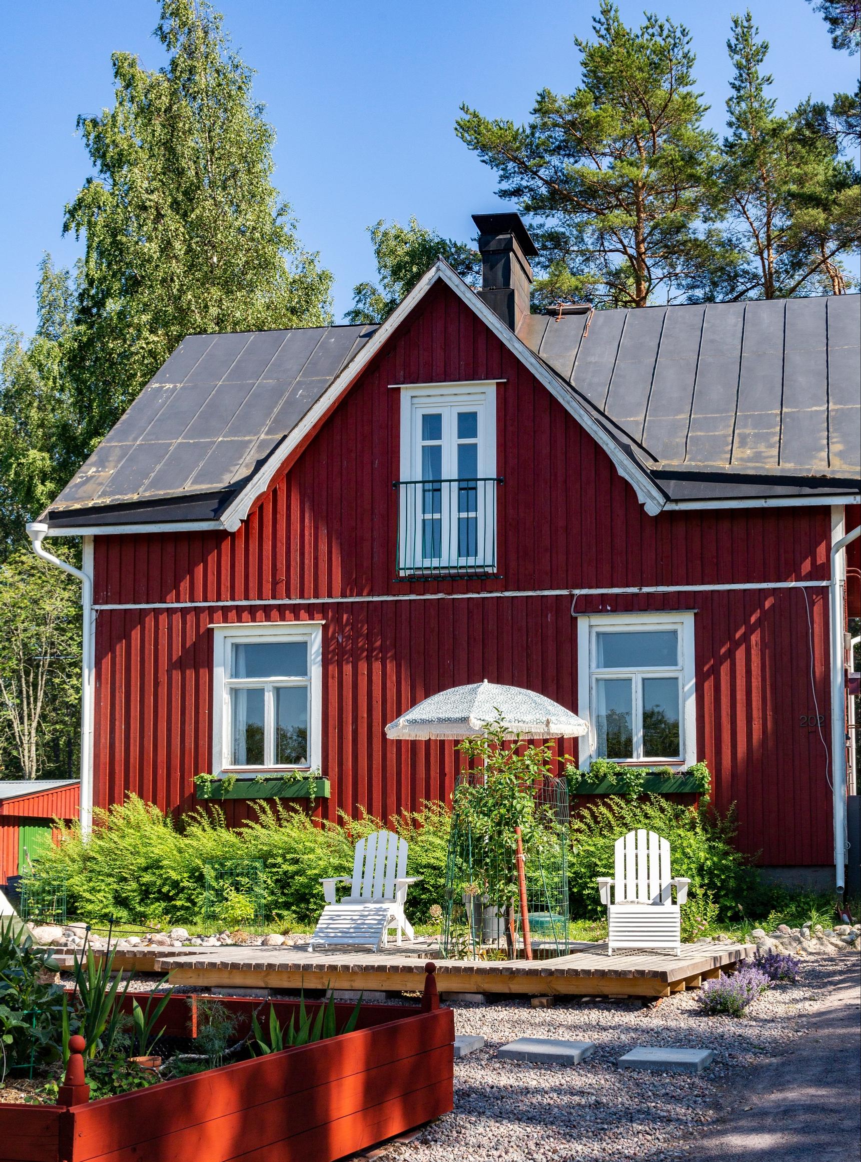 Petra Theman’s red wooden house.
