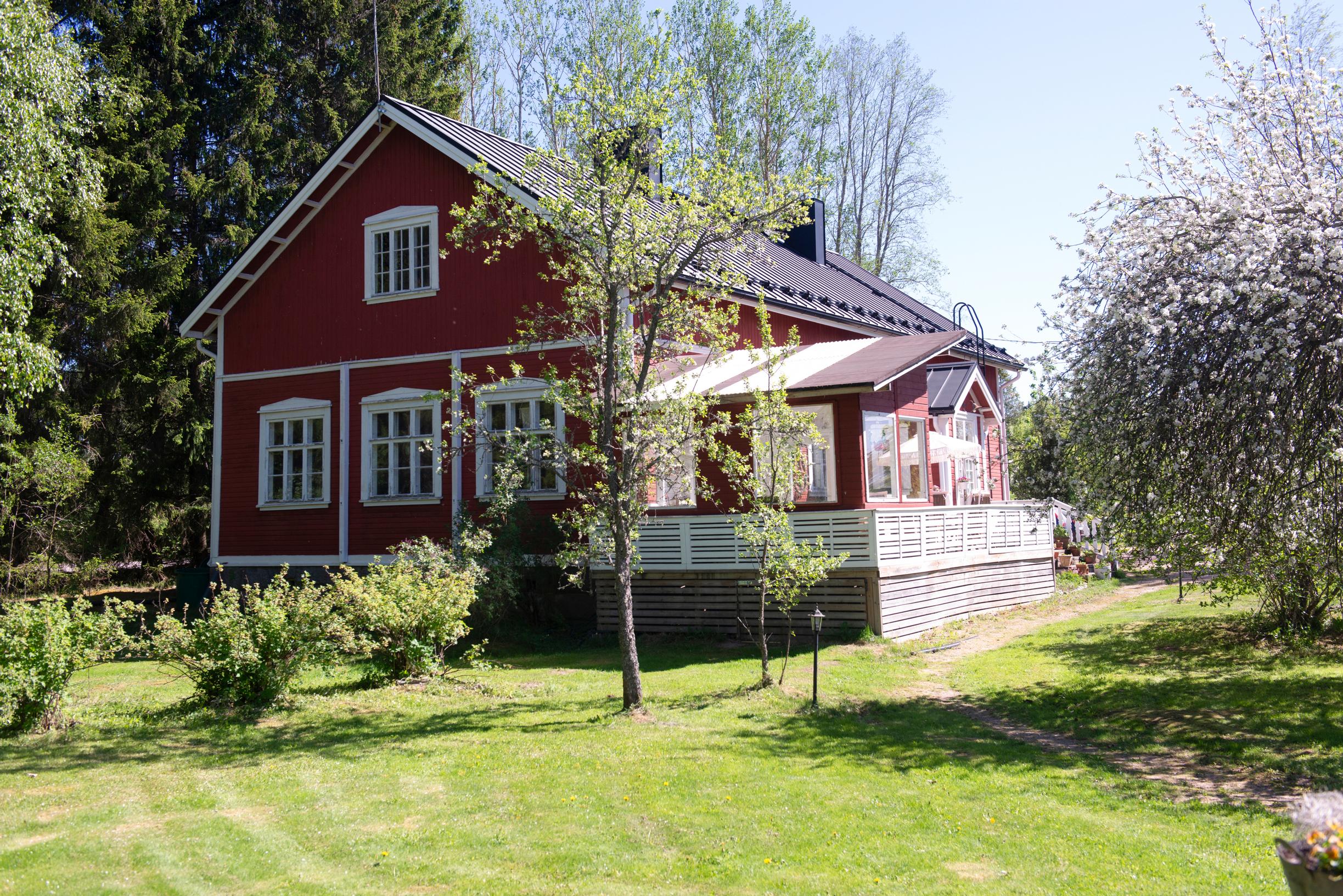 Mansikkamäki’s village school and blooming apple trees