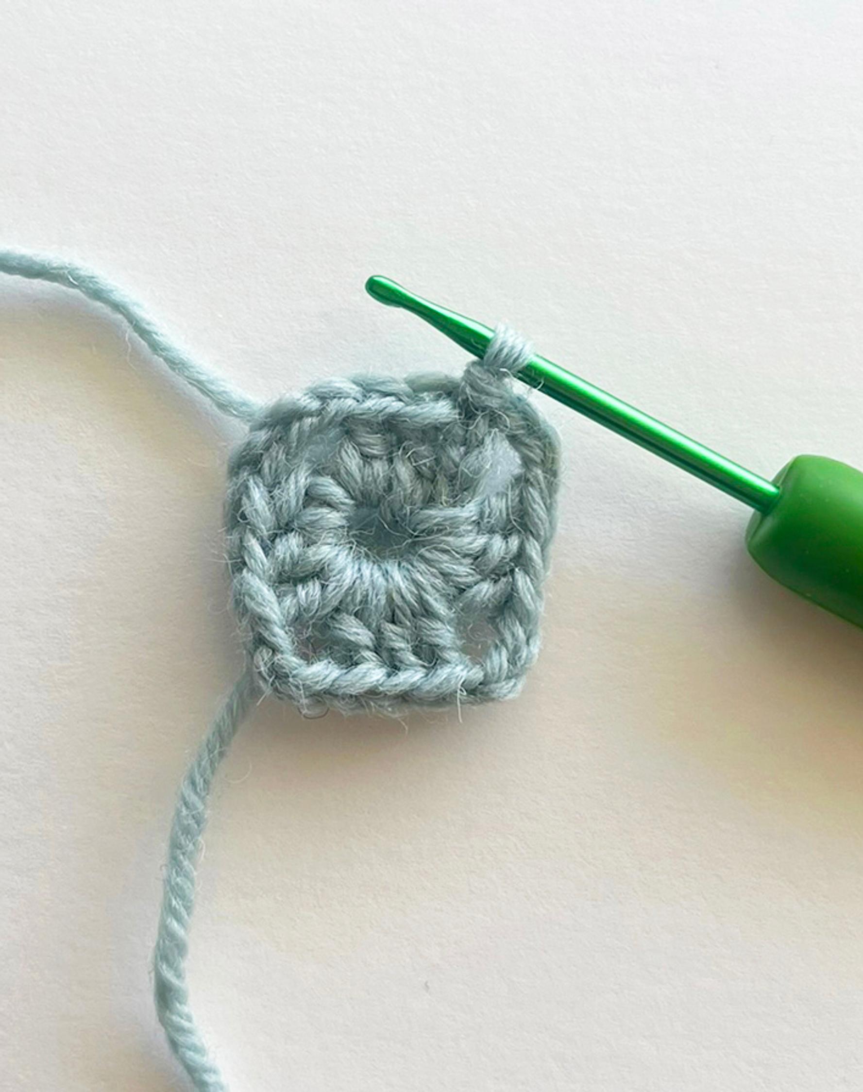 Closing round 1 of double crochet