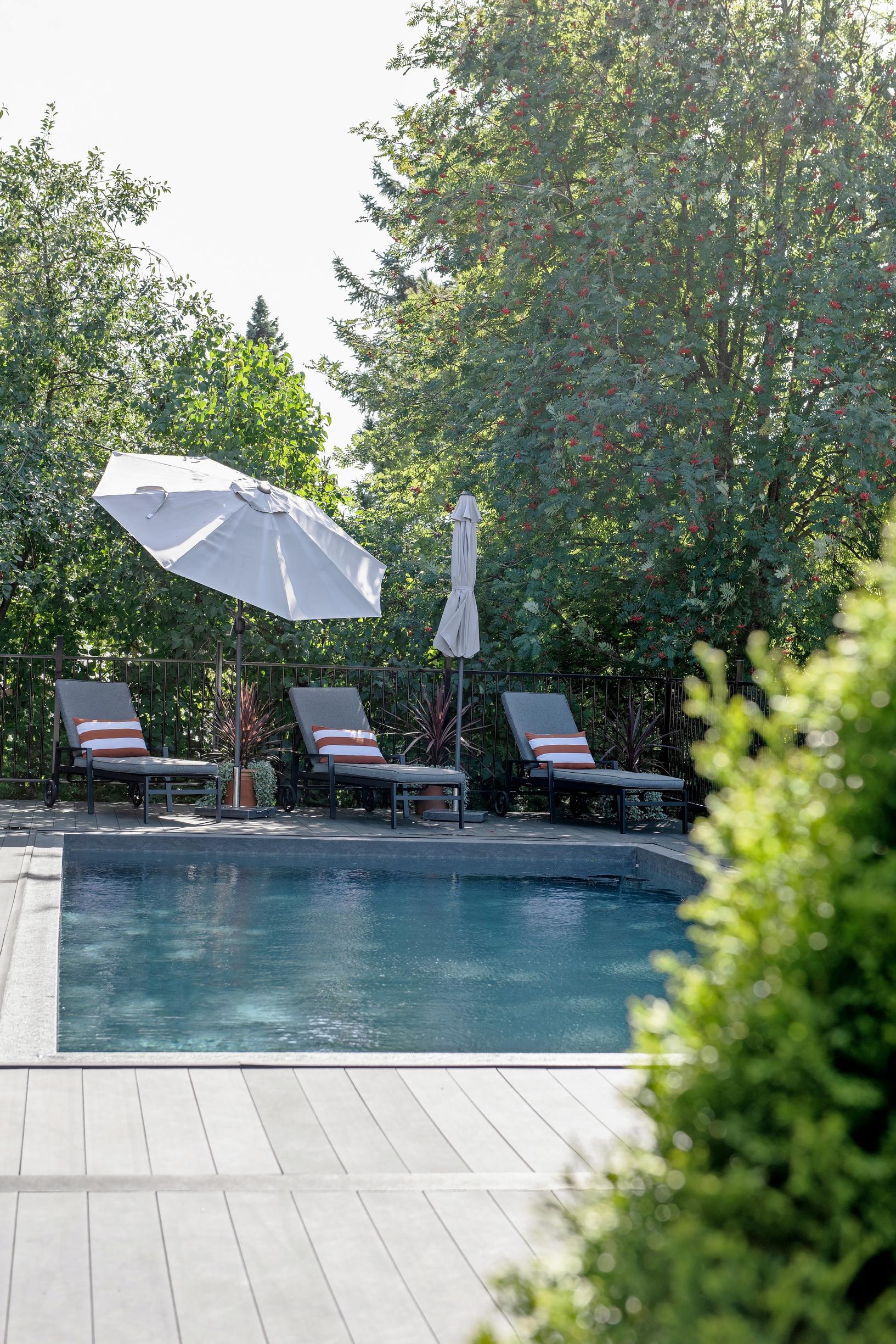 On the front yard terrace, there’s a swimming pool with sun loungers and umbrellas