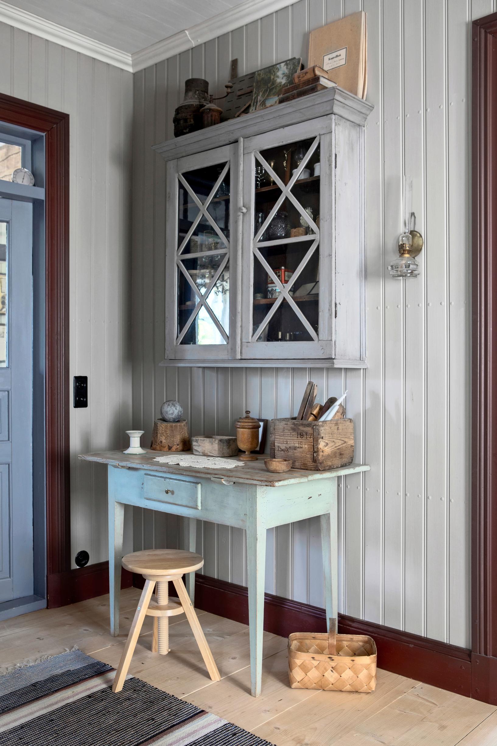 A graceful rustic table in the hallway