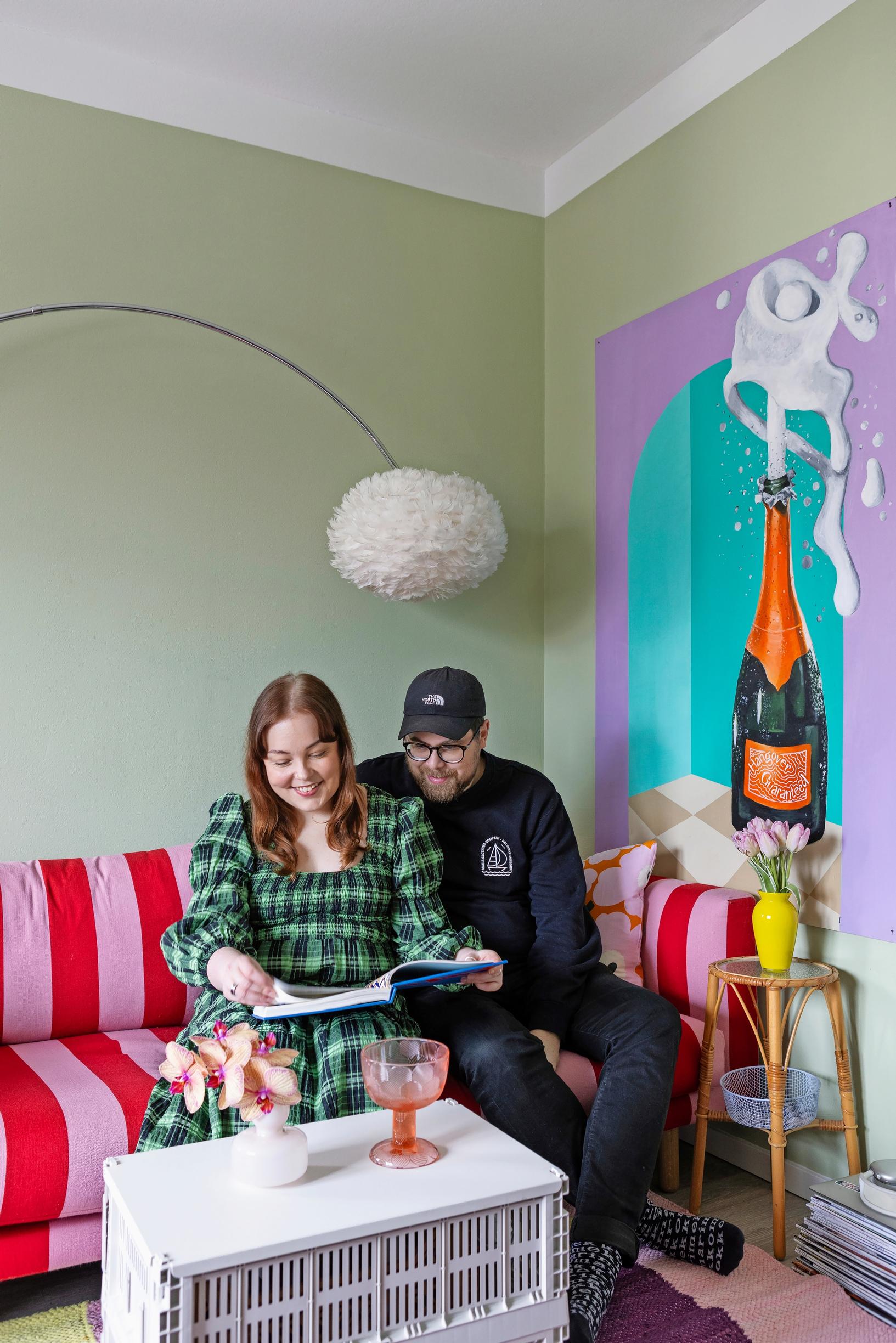 Laura Helminen and Elias Räikkönen sitting on the sofa