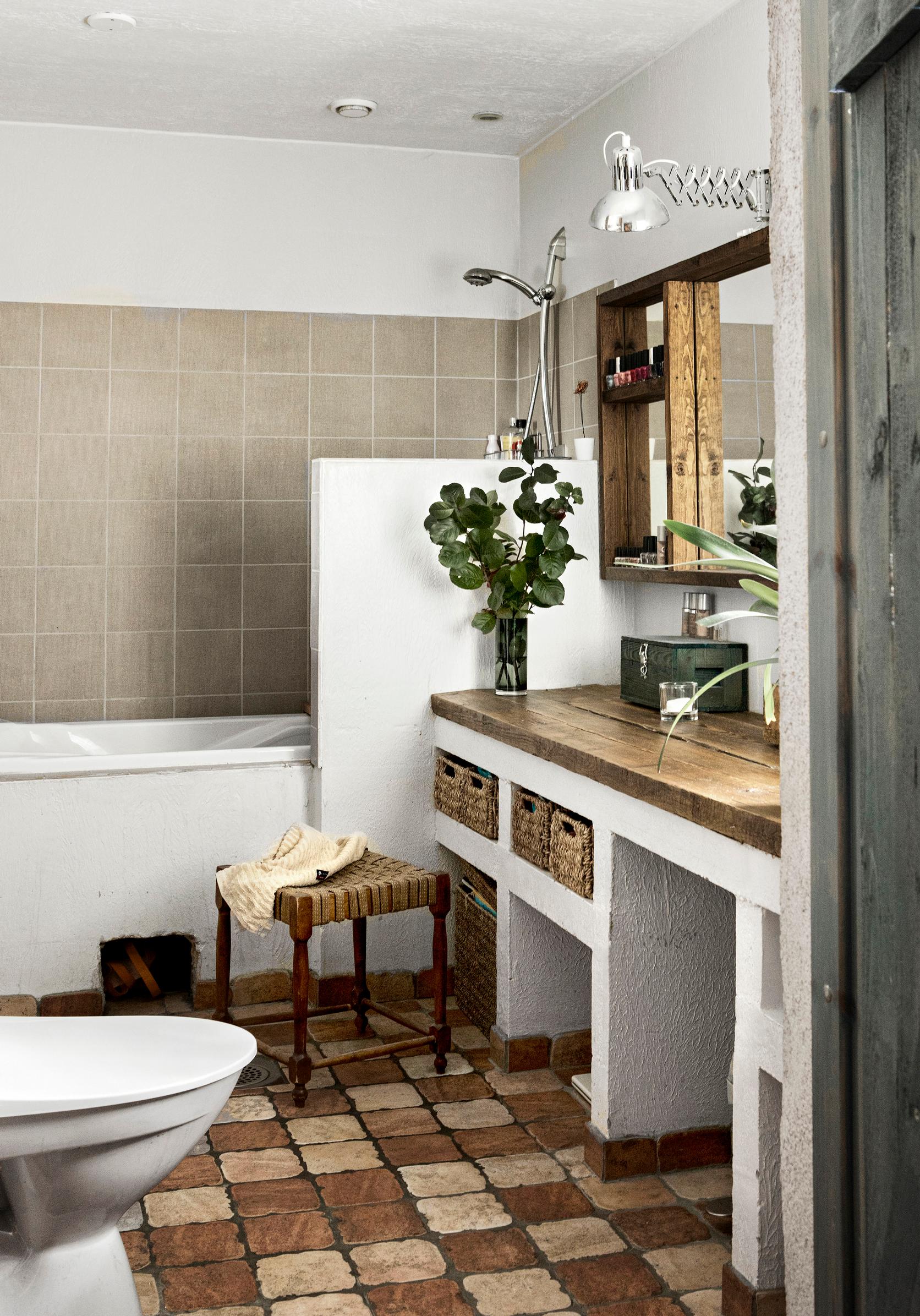 A Spanish-inspired bathroom
