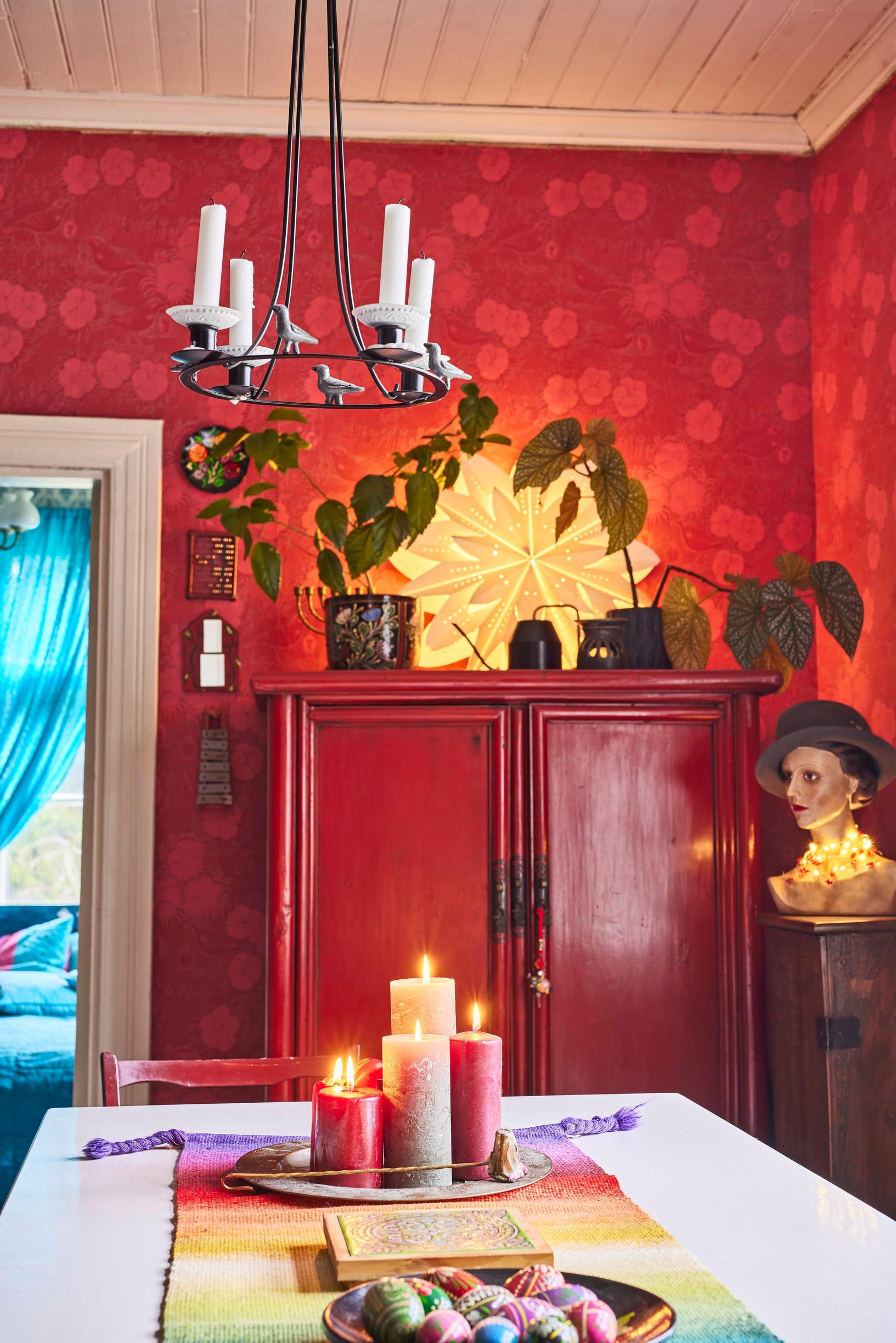 Red cabinet and red ‘Kiurujen yö’ wallpaper