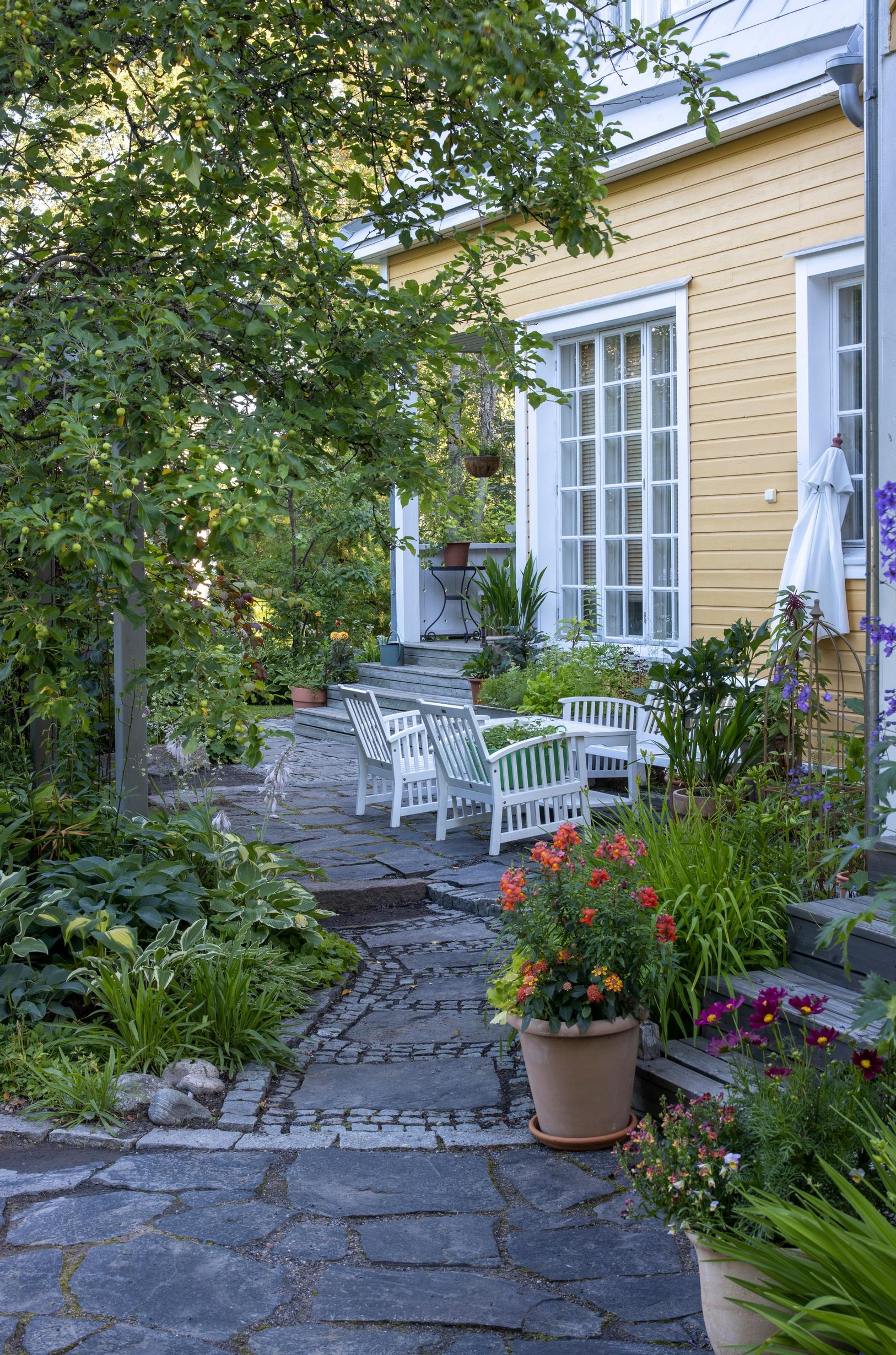 the garden of an old villa in Oulu: patio in front of the house
