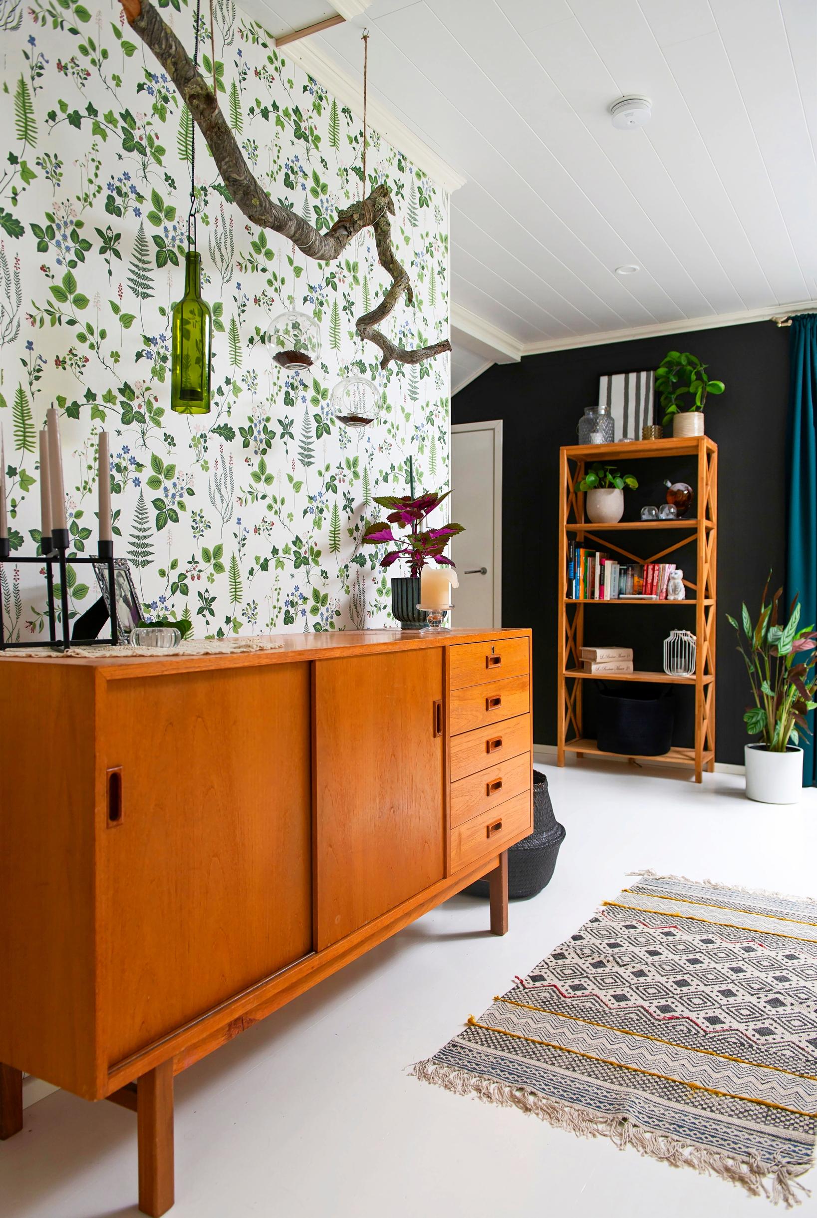 Sandudd’s botanical Metsäpolku wallpaper features plants from Finnish nature on a white background