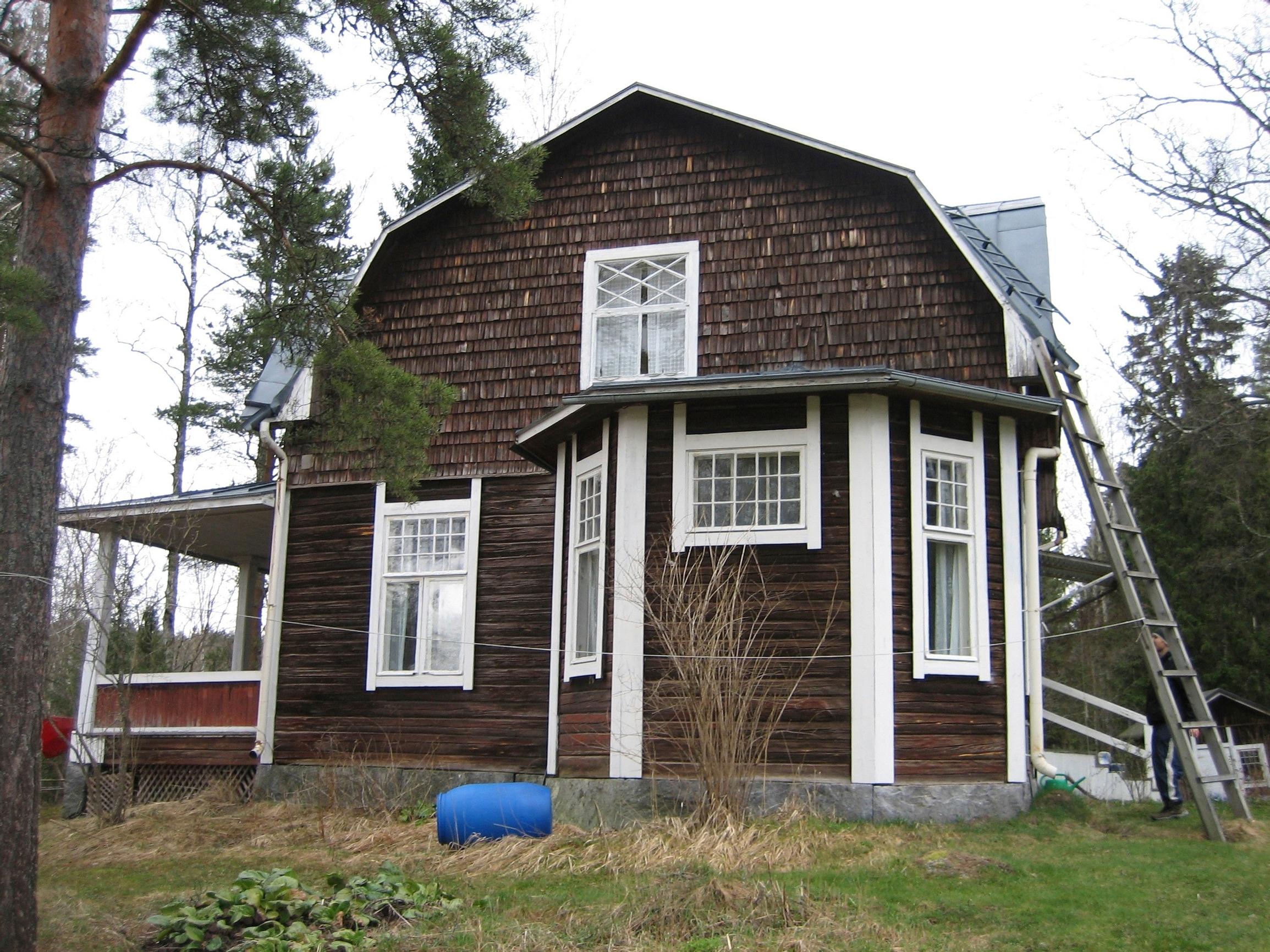 The house's exterior before the renovation. A bay window.