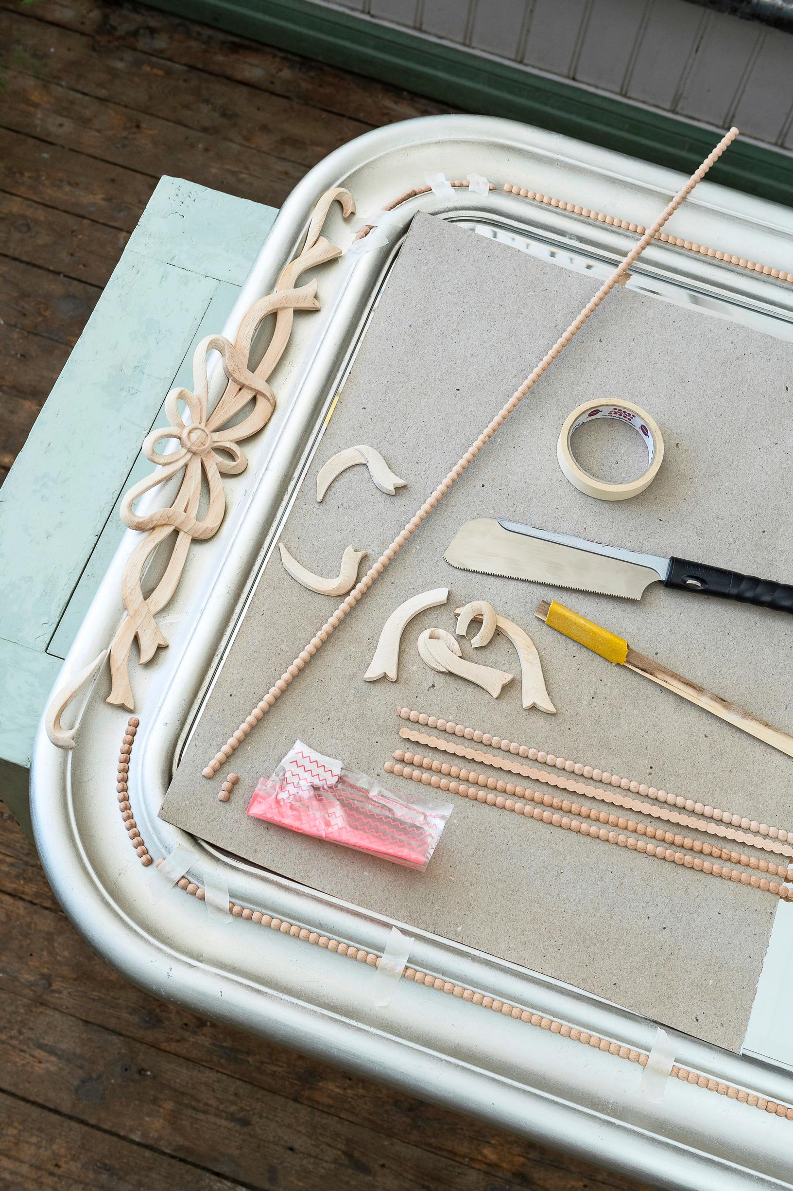 Arranging the ornaments on the frame, step-by-step photo.