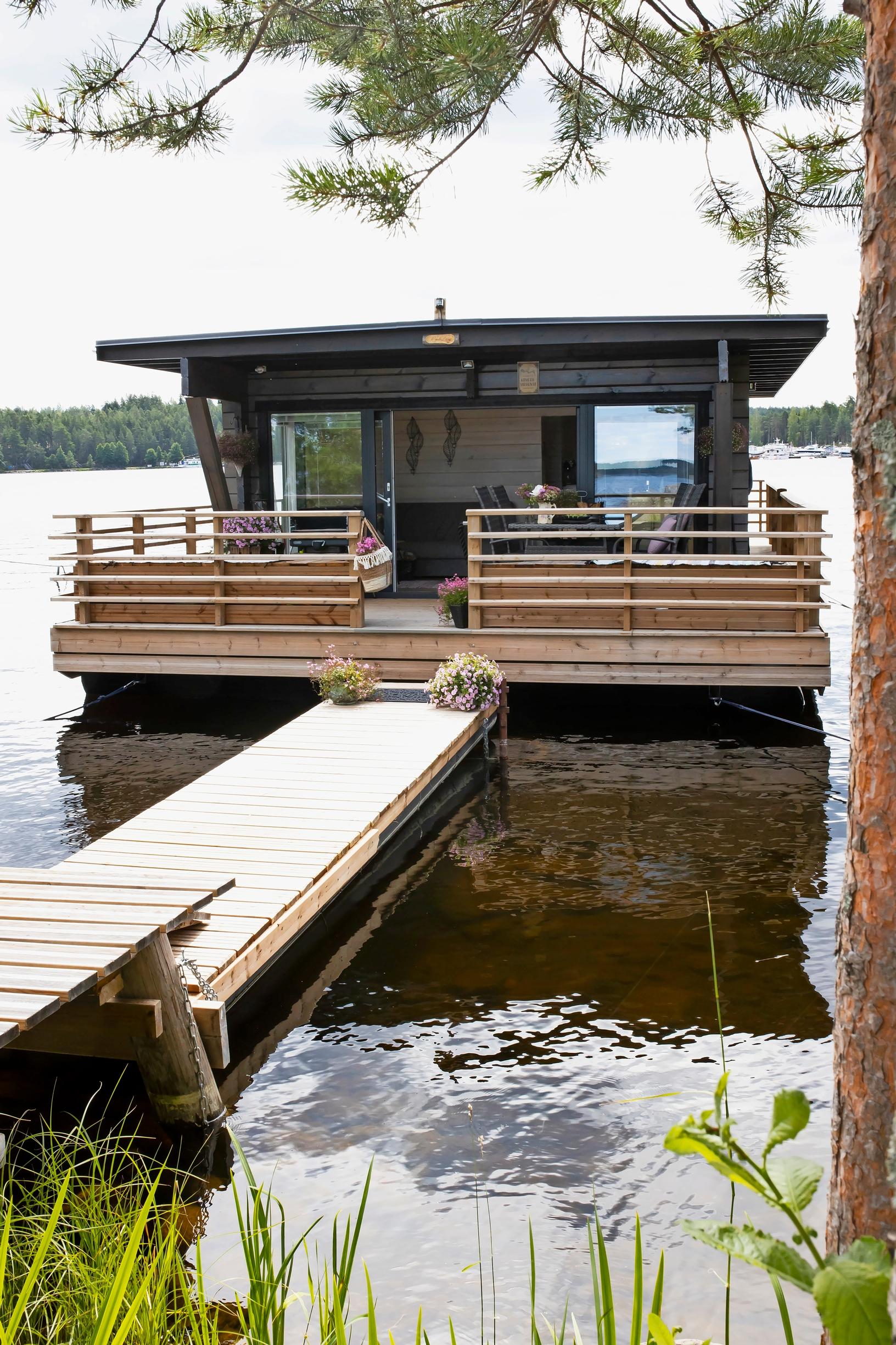 Unique saunas: A cottage raft in front of a dock