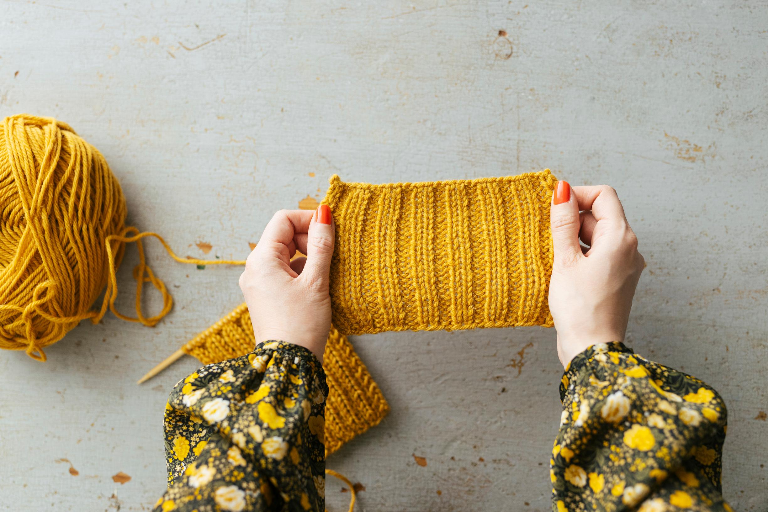 How to knit ribbing? We show you two ways: try the traditional and twisted ribs