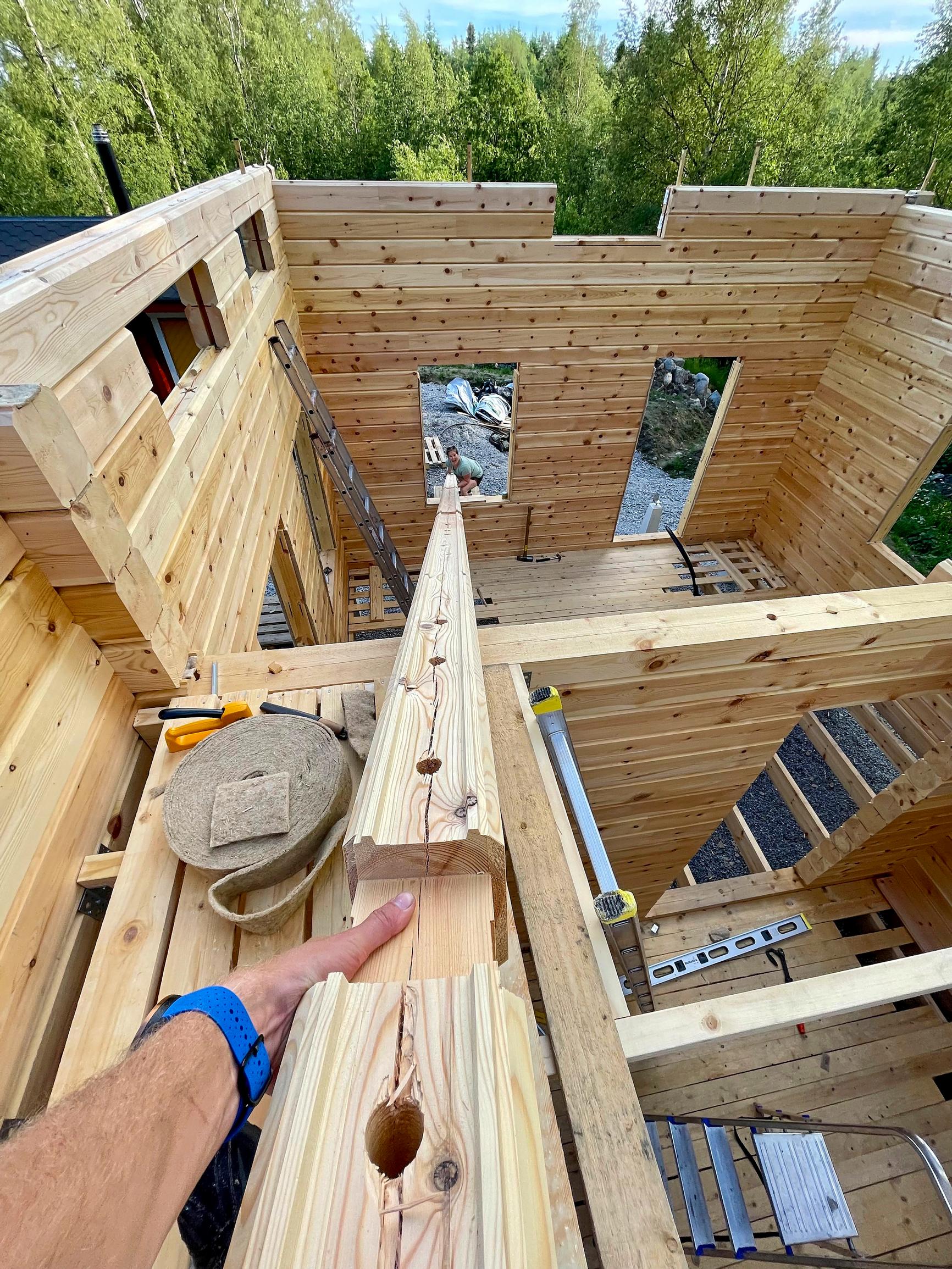 Erecting the log house’s walls