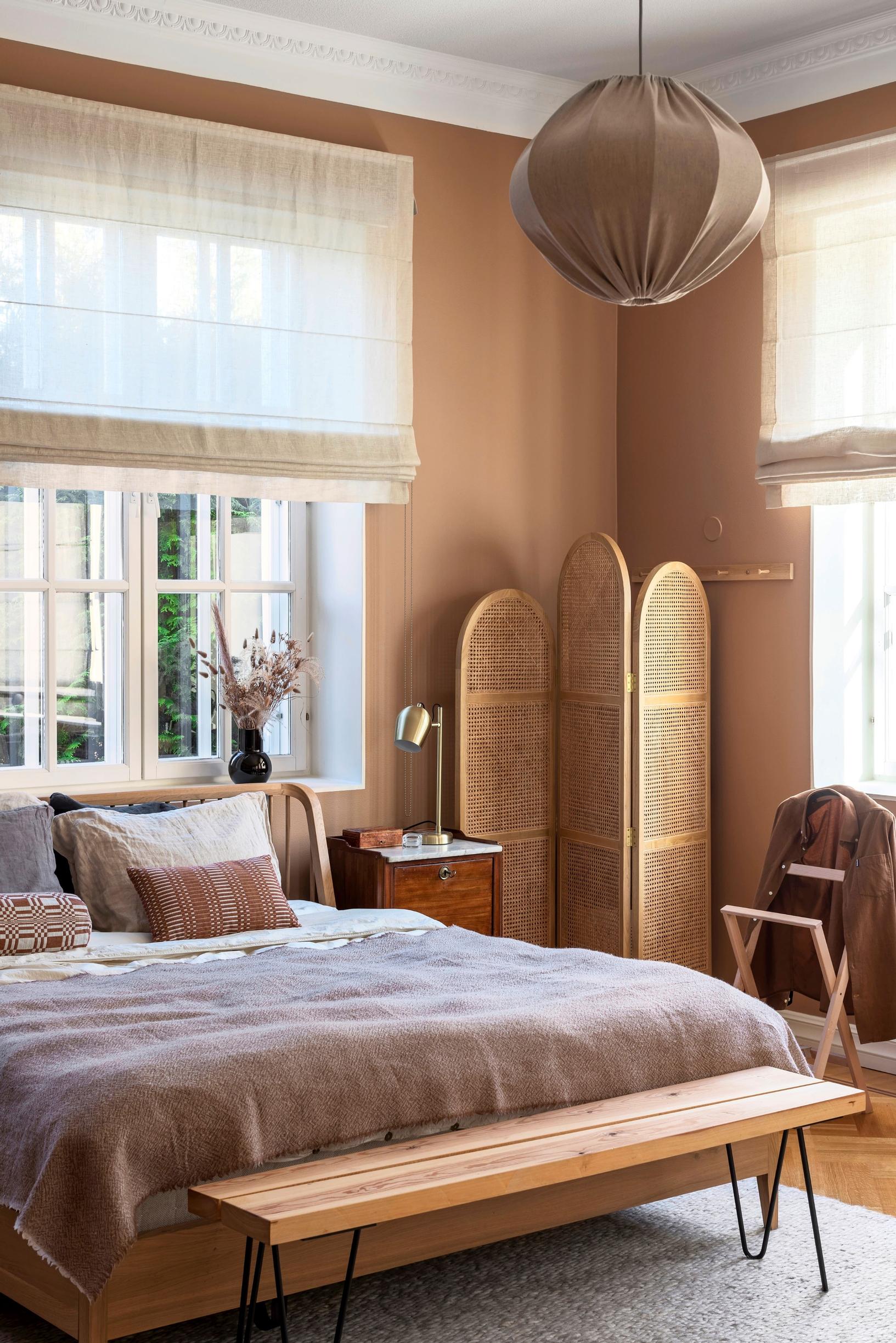 Linen Roman blinds in the bedroom's mullioned windows