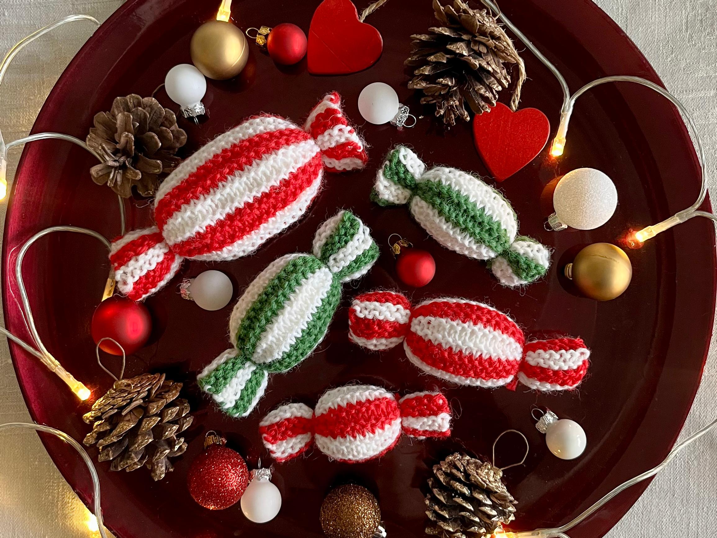 Knitted Christmas candies: these striped sweets are super easy to make