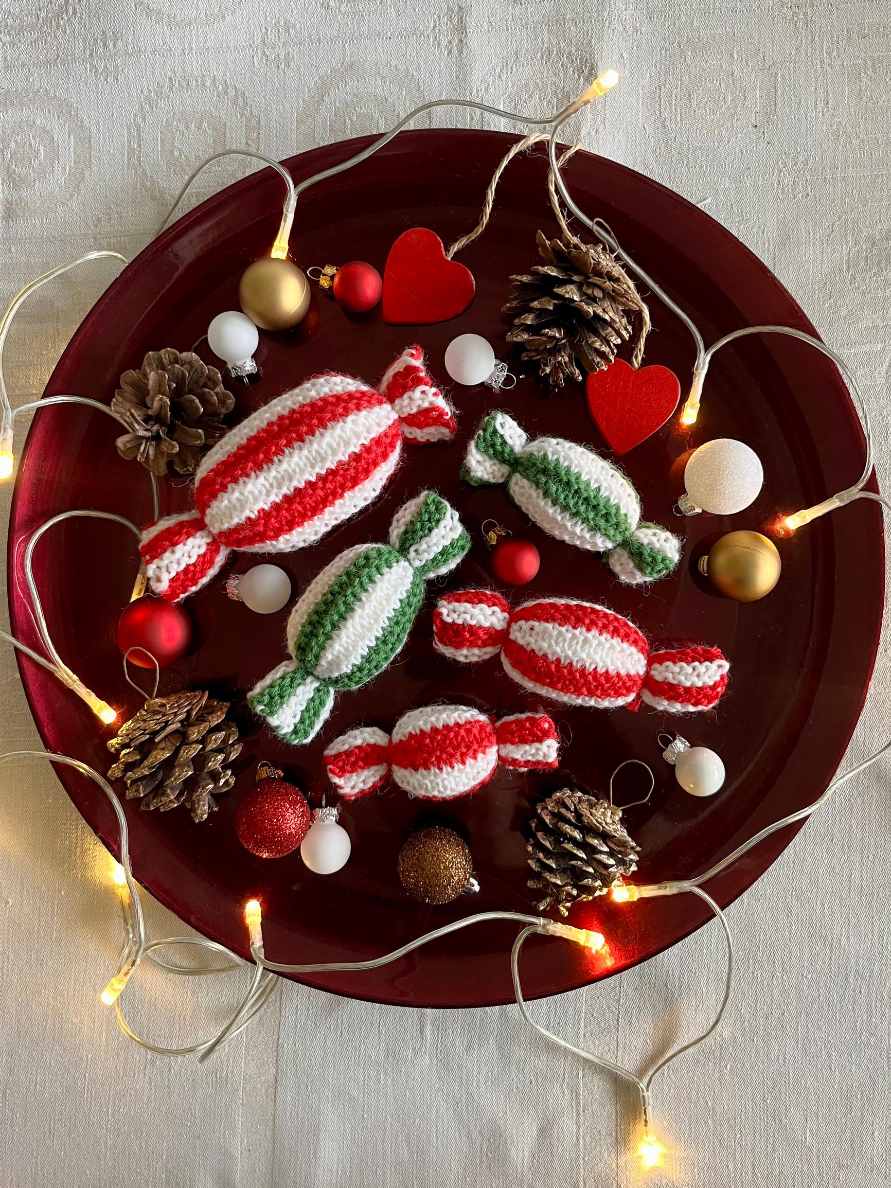 Knitted Christmas candies: these striped sweets are super easy to make