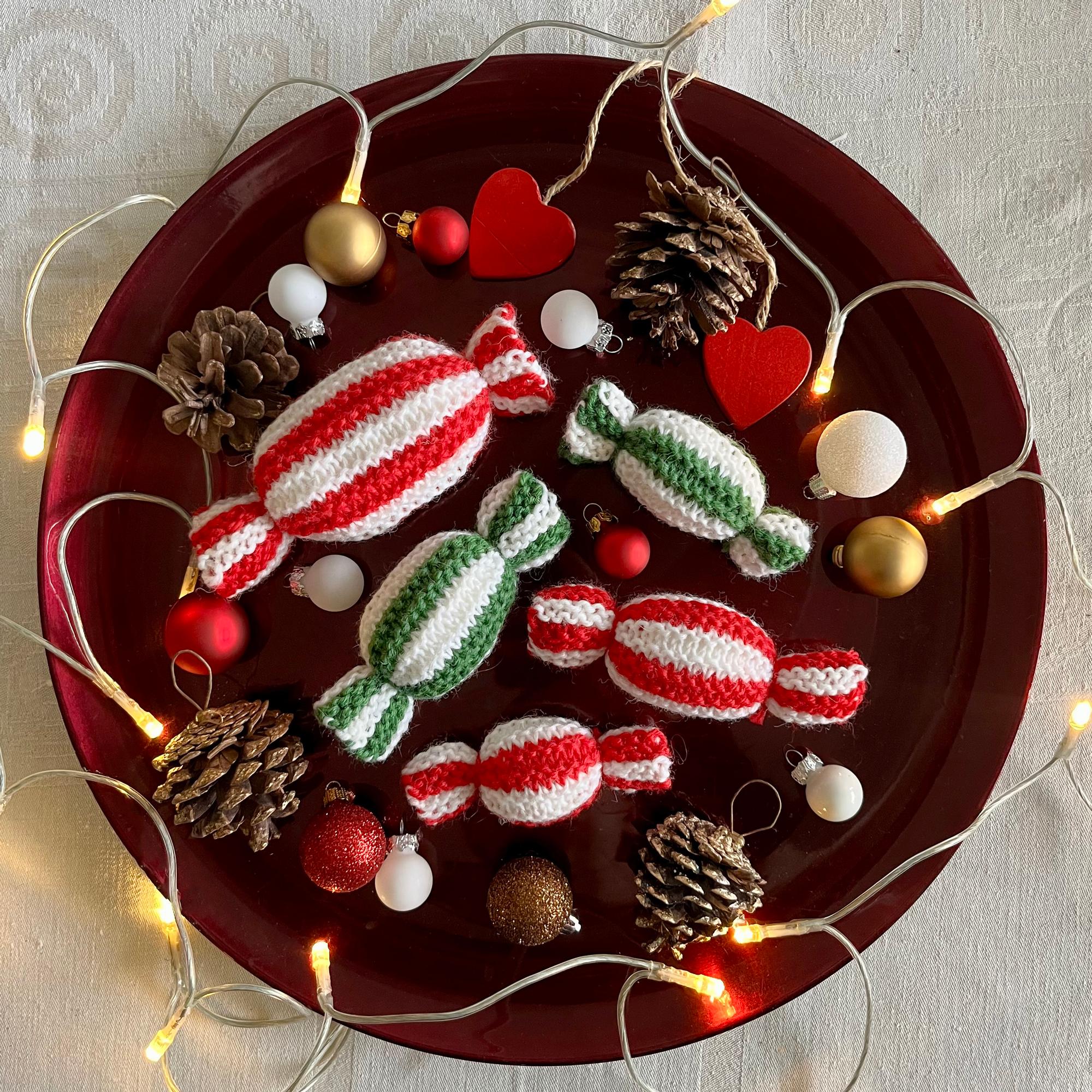 Knitted Christmas candies: these striped sweets are super easy to make