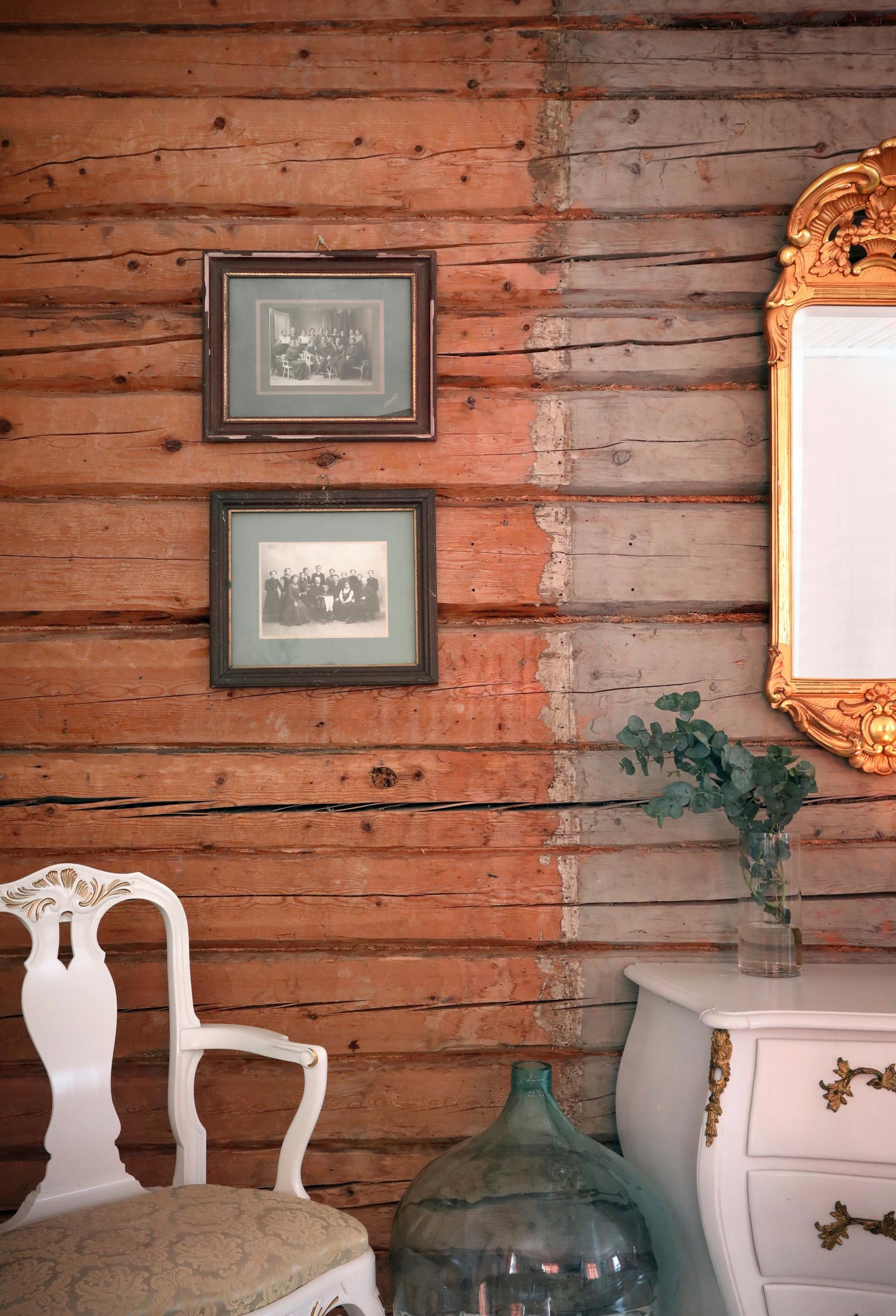 A log wall with color variations