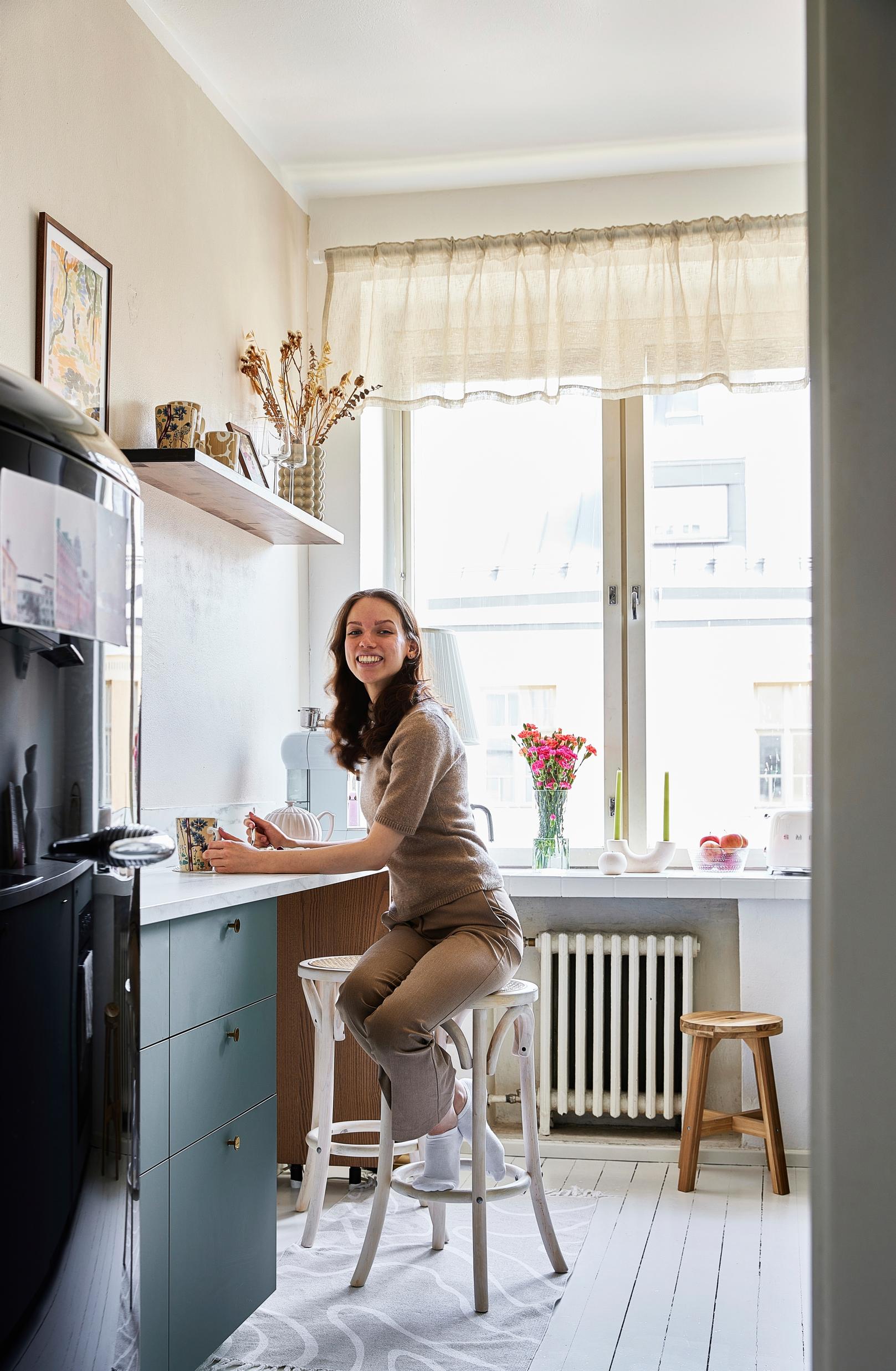 Floora Kukorelli sitting in her kitchen