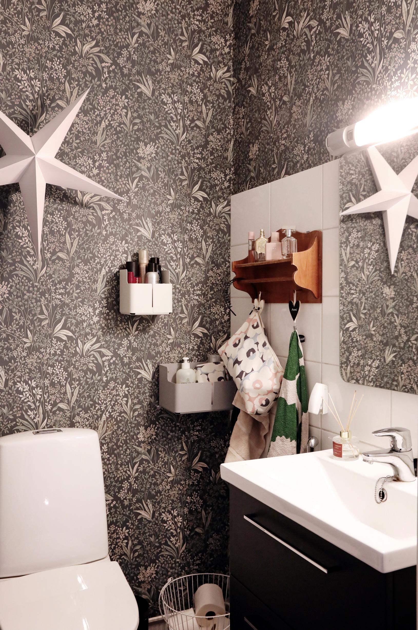 Paper stars and wallpaper in a bathroom