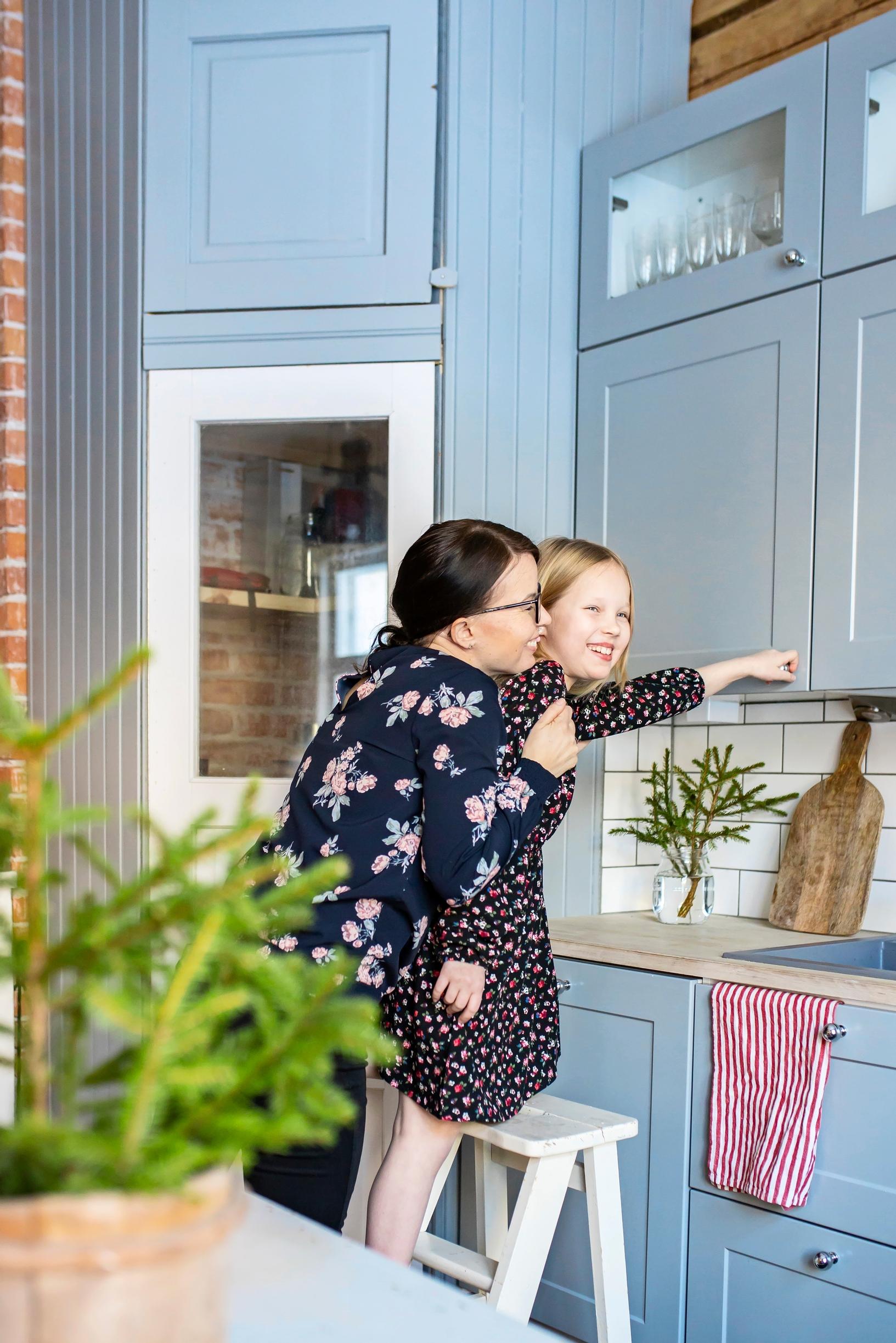 Kaisa and Amalia in the vicarage kitchen