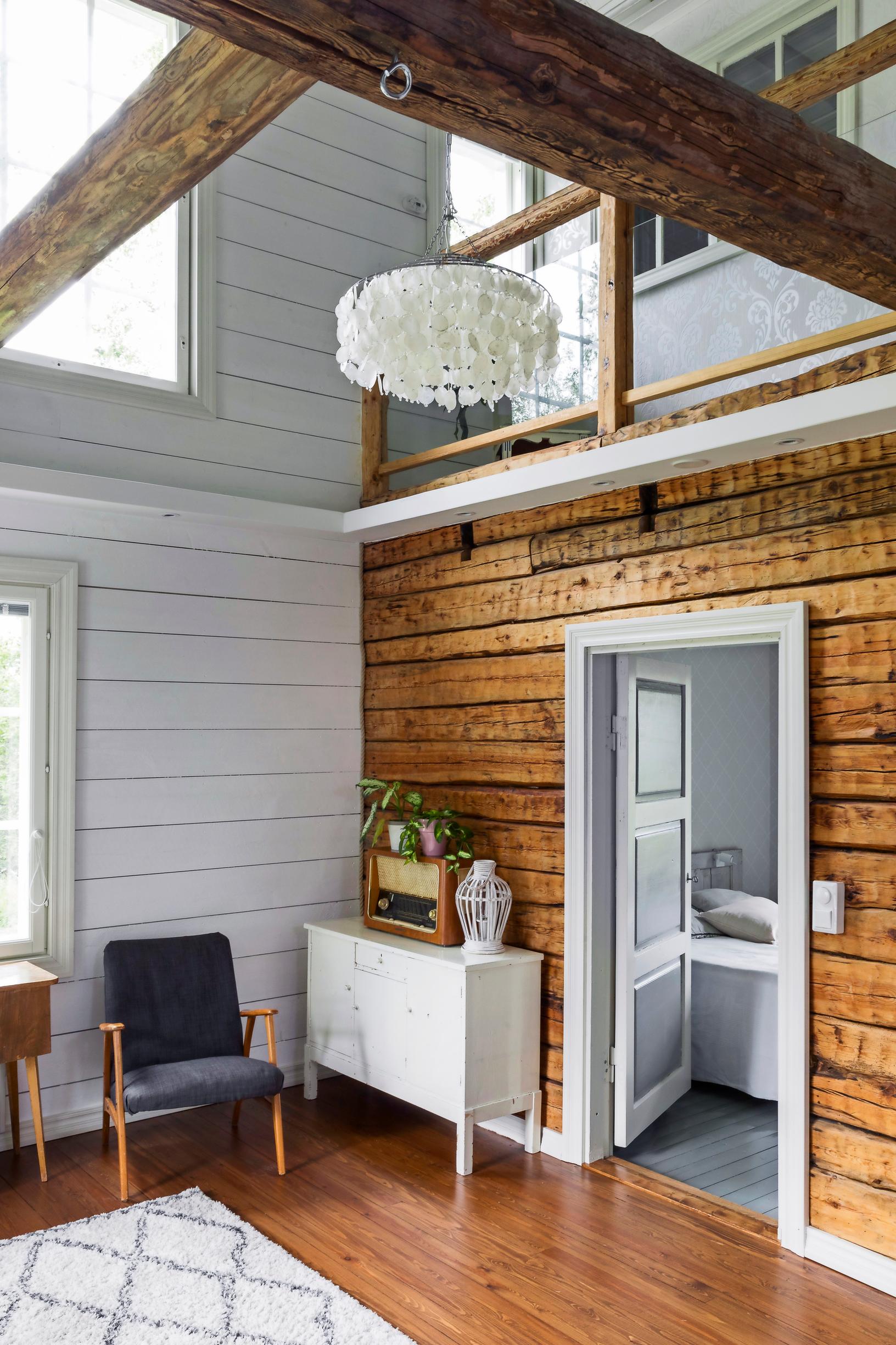 Once-abandoned log cabin became a bright, spacious home: “I got it for cheap, so I wouldn’t have lost much even if there had been unpleasant surprises”
