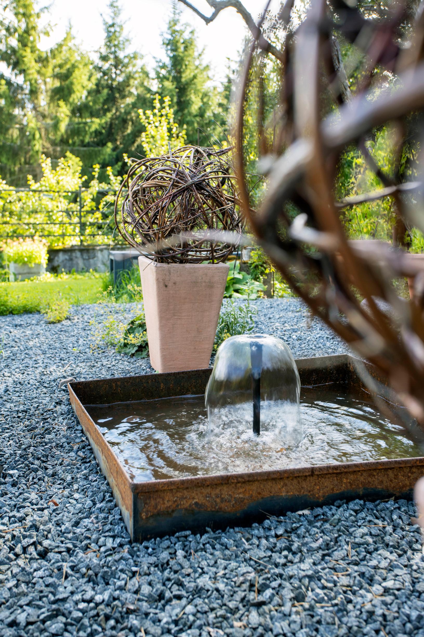 The fountain makes a round shape