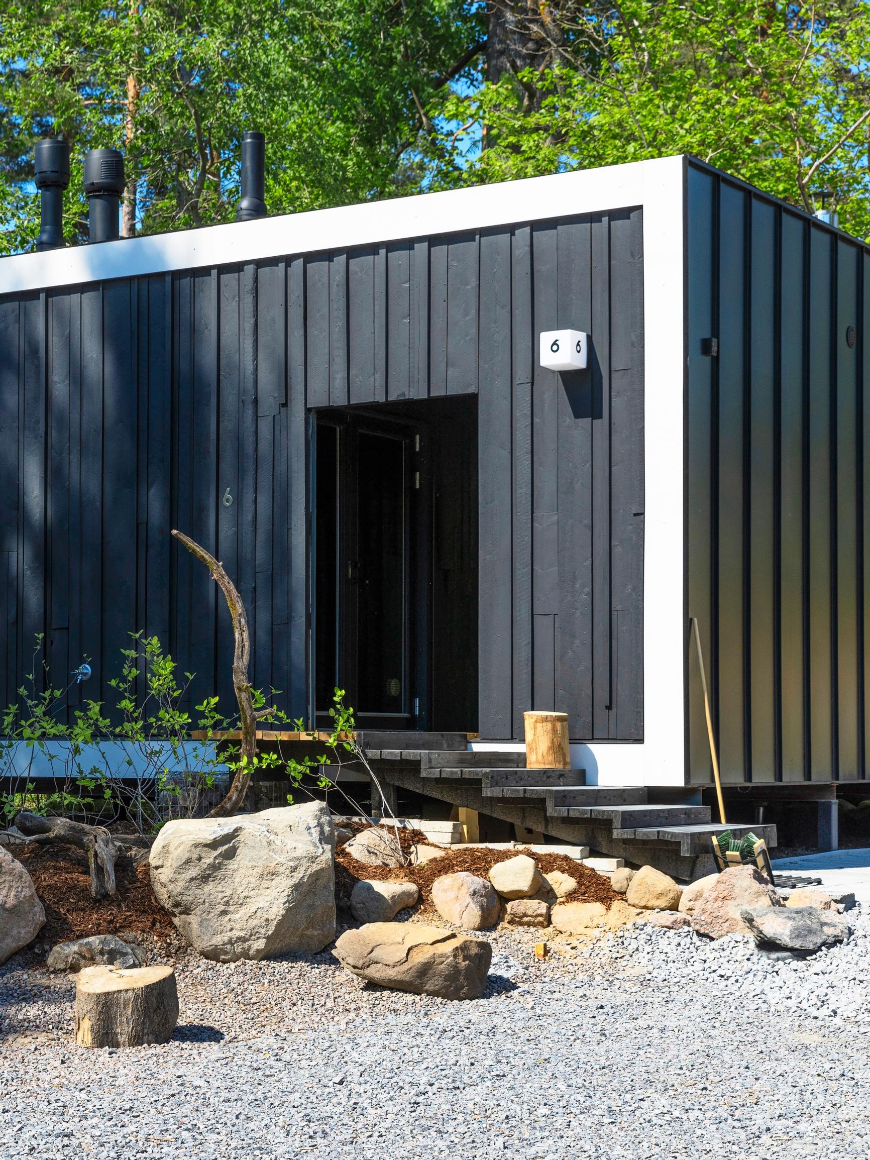 The eco professor’s dream home: this black tiny house of 34 square meters even has a sauna!