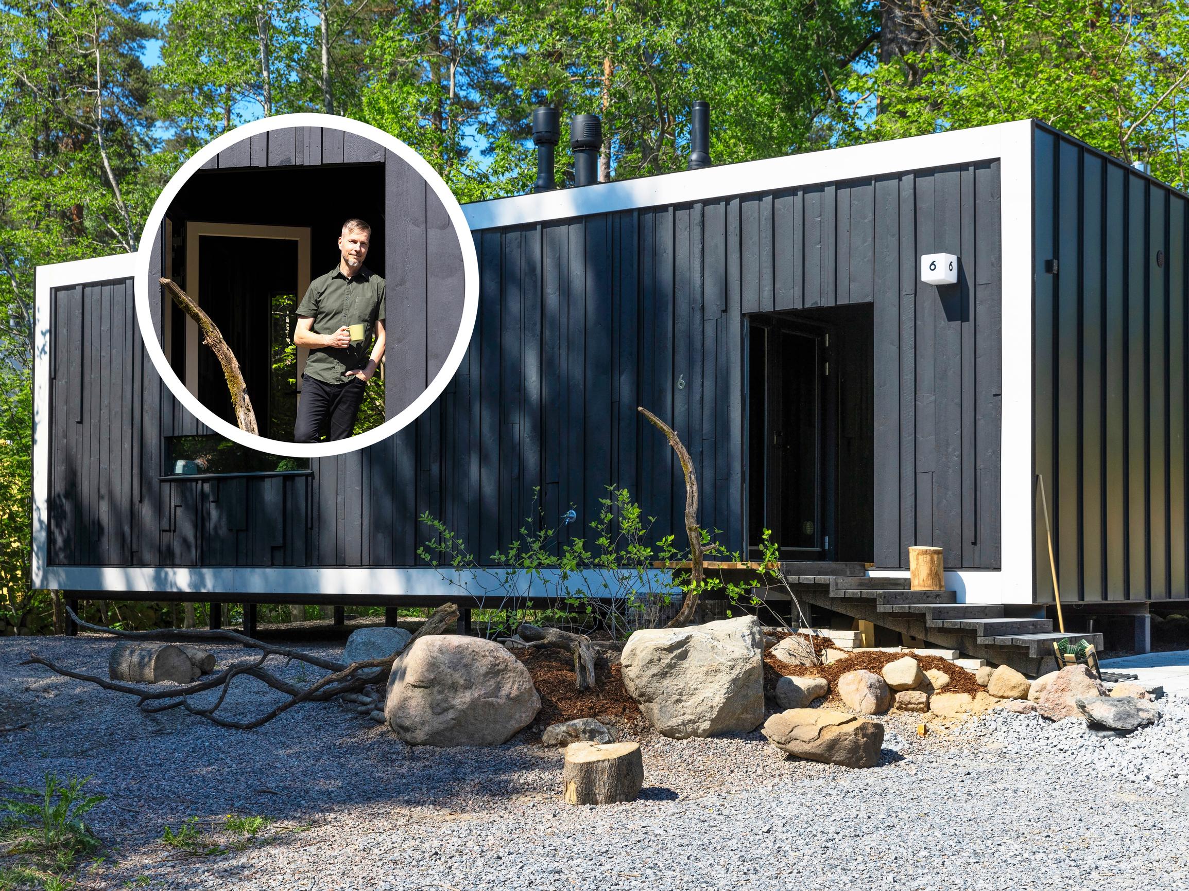 The eco professor’s dream home: this black tiny house of 34 square meters even has a sauna!
