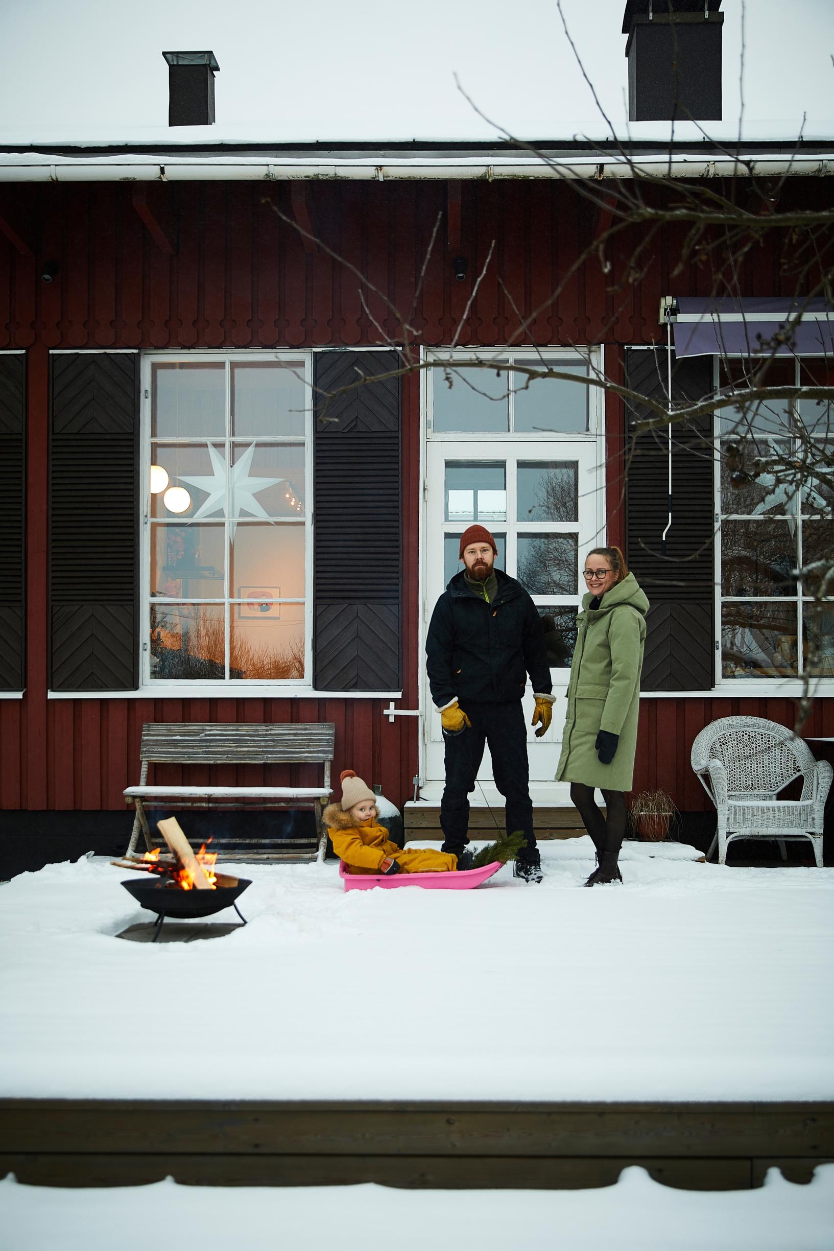 The family in their wintry yard.