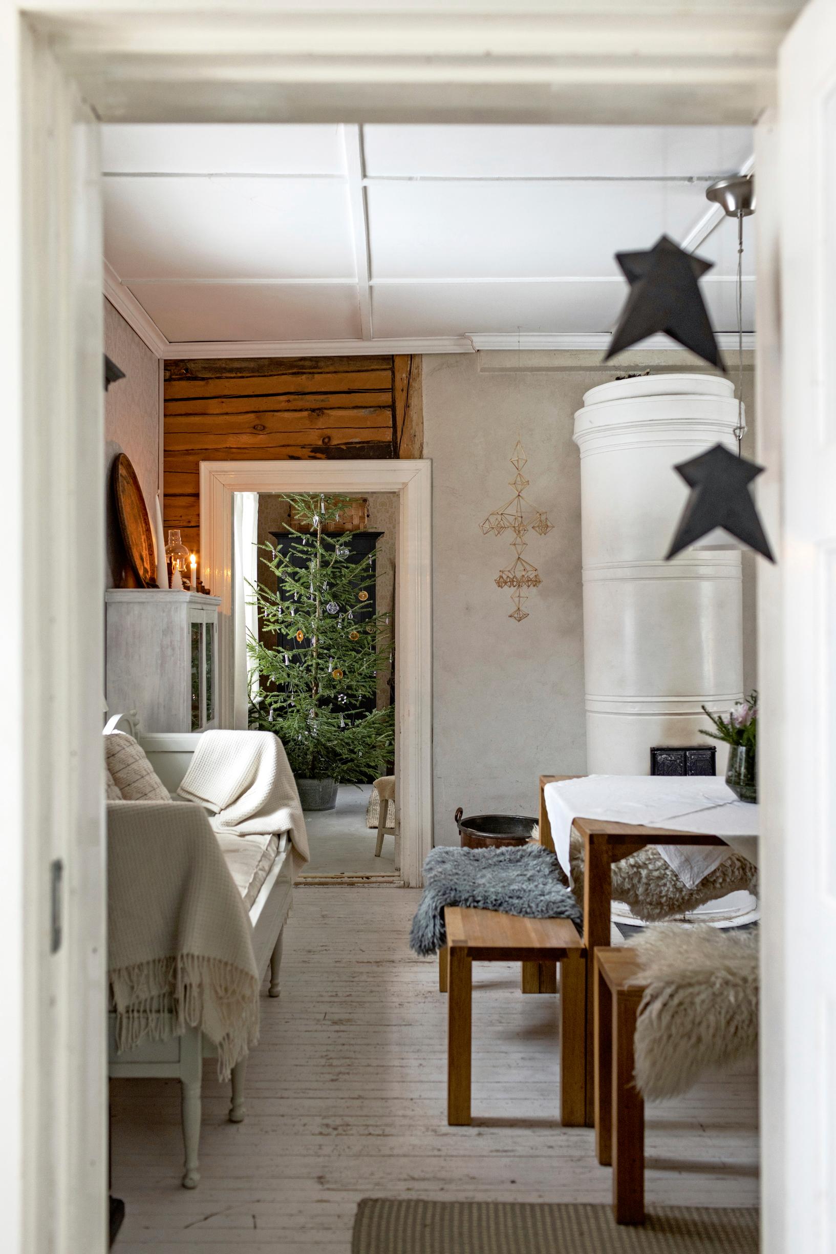Log wall visible in the kitchen.