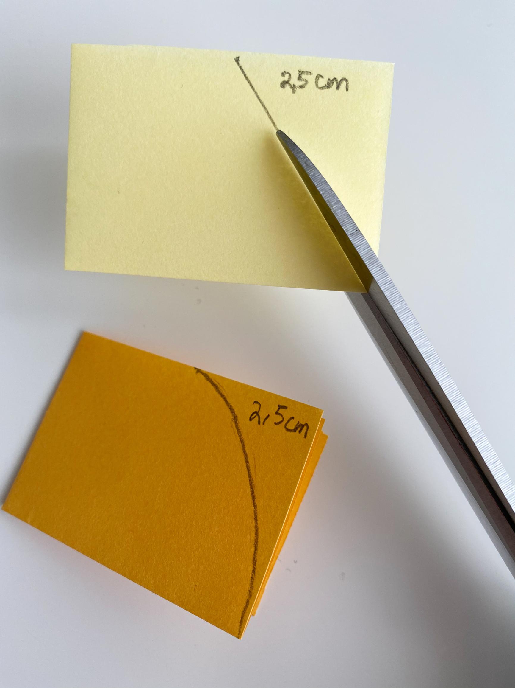 How to make paper daffodils: Cutting paper petals