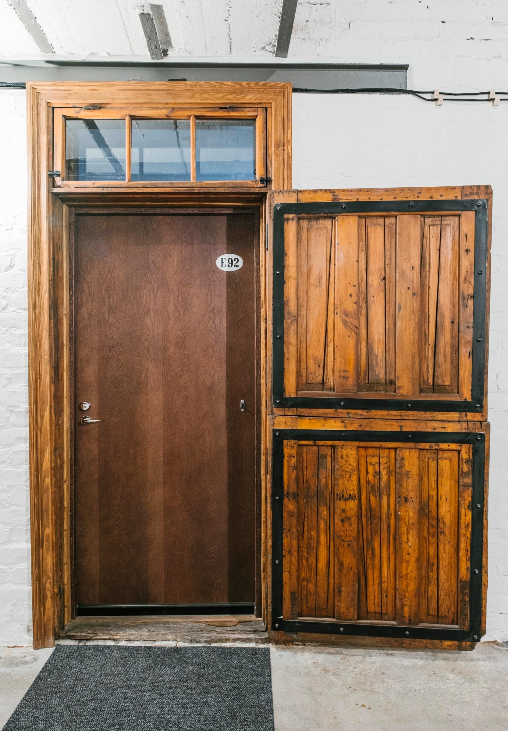 Double stall doors