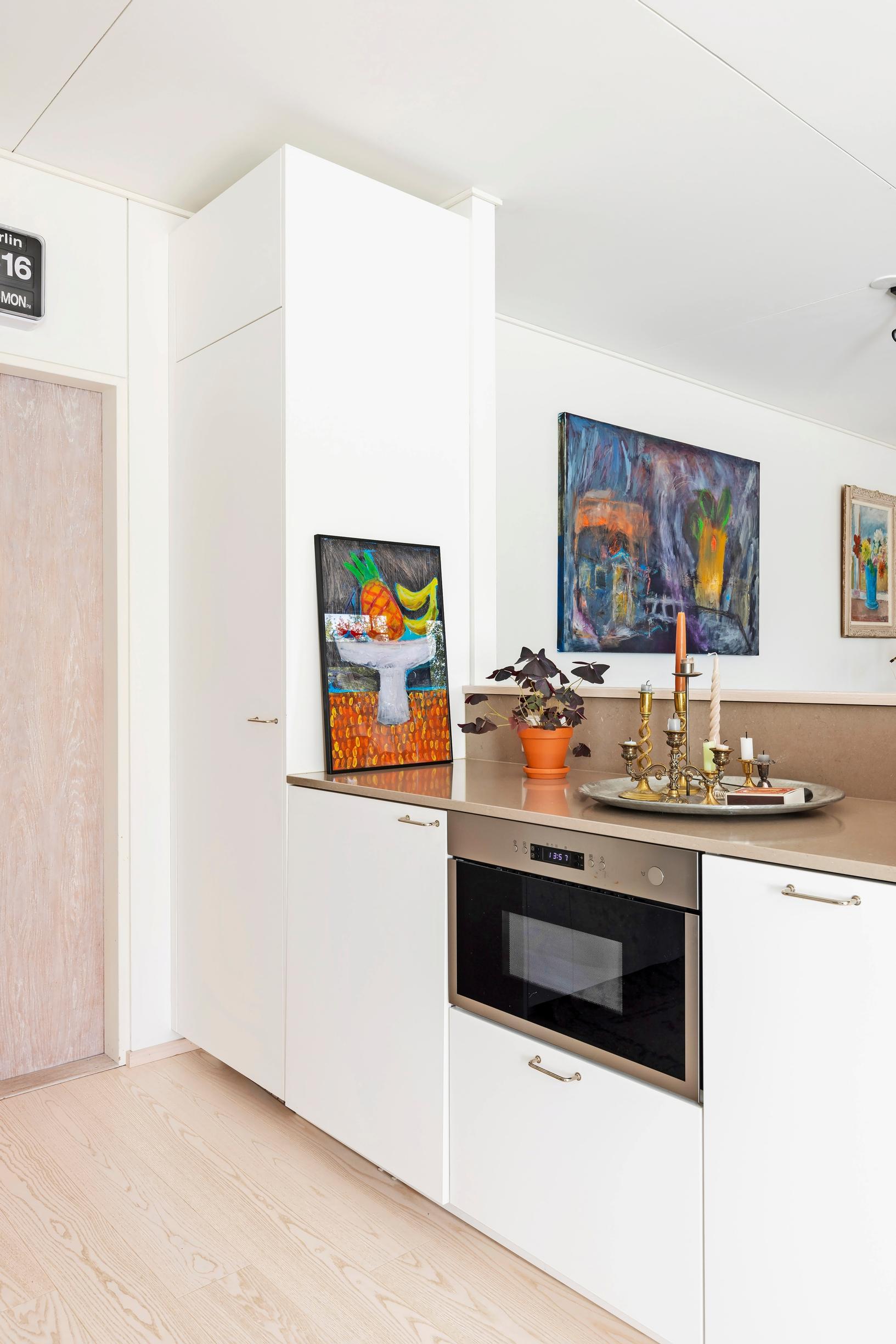 Photo of the open-plan kitchen.