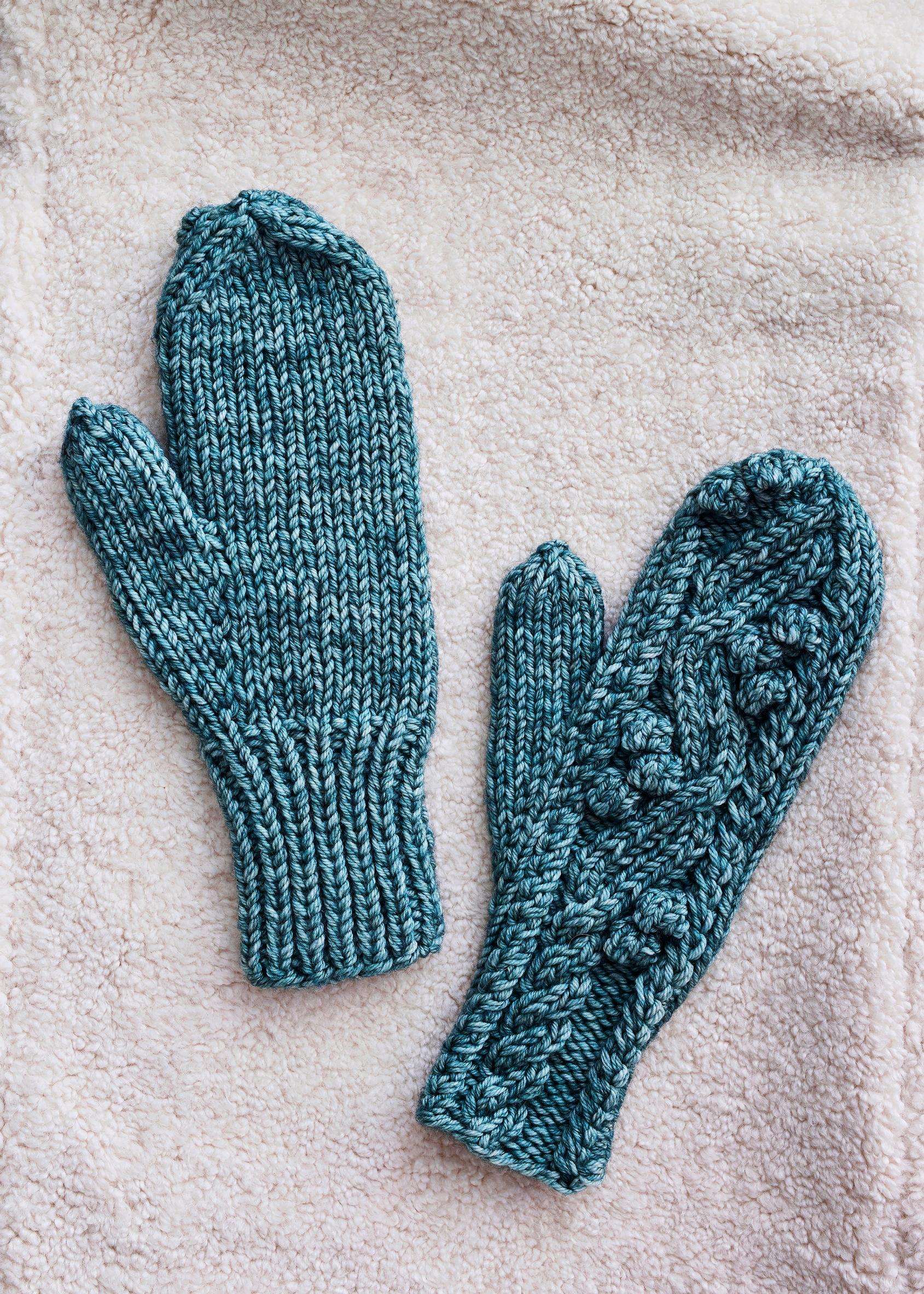 Cabled mittens with bobbles