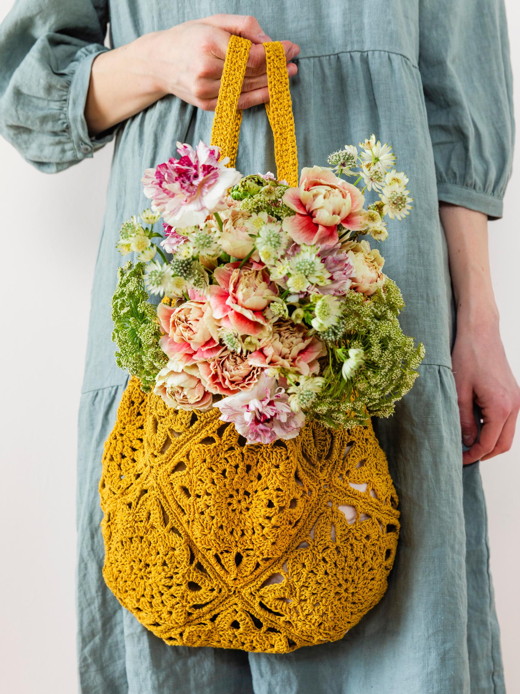 Crochet a dahlia bag from squares: a flower lover’s dream project!