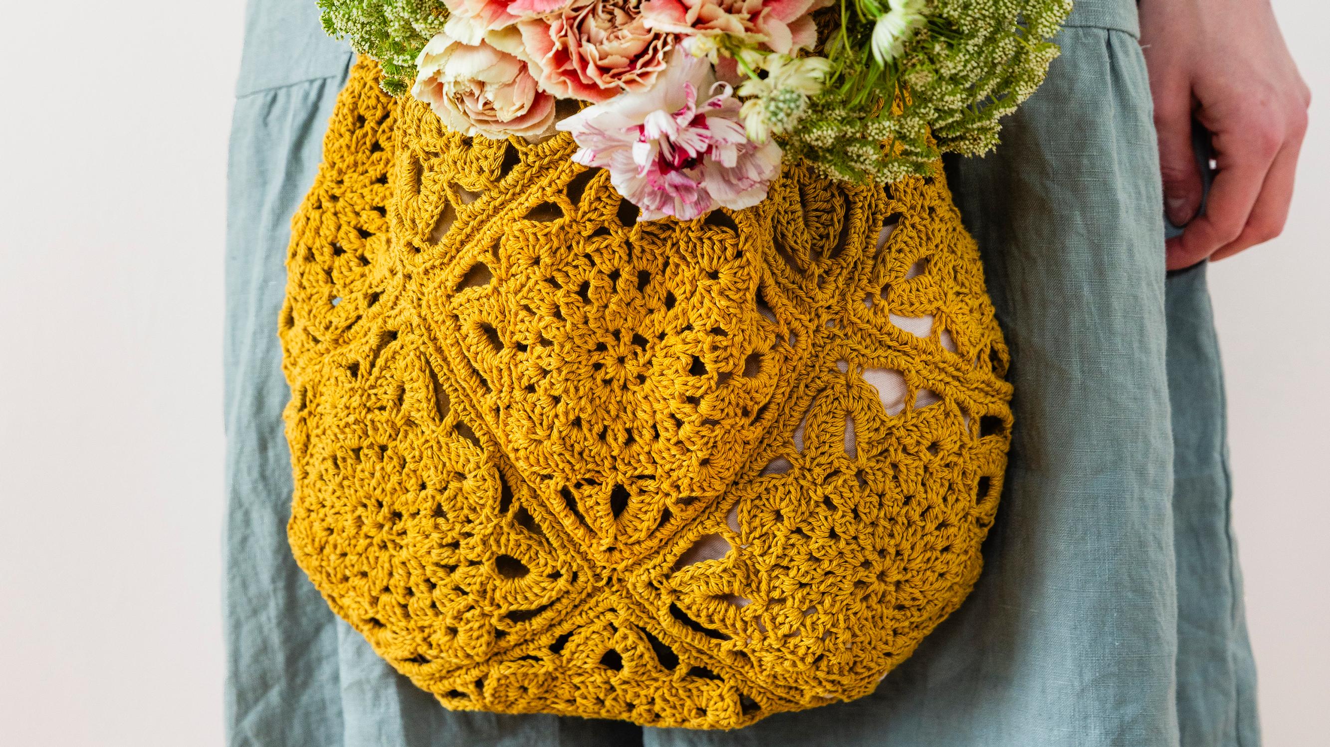 Crochet a dahlia bag from squares: a flower lover’s dream project!