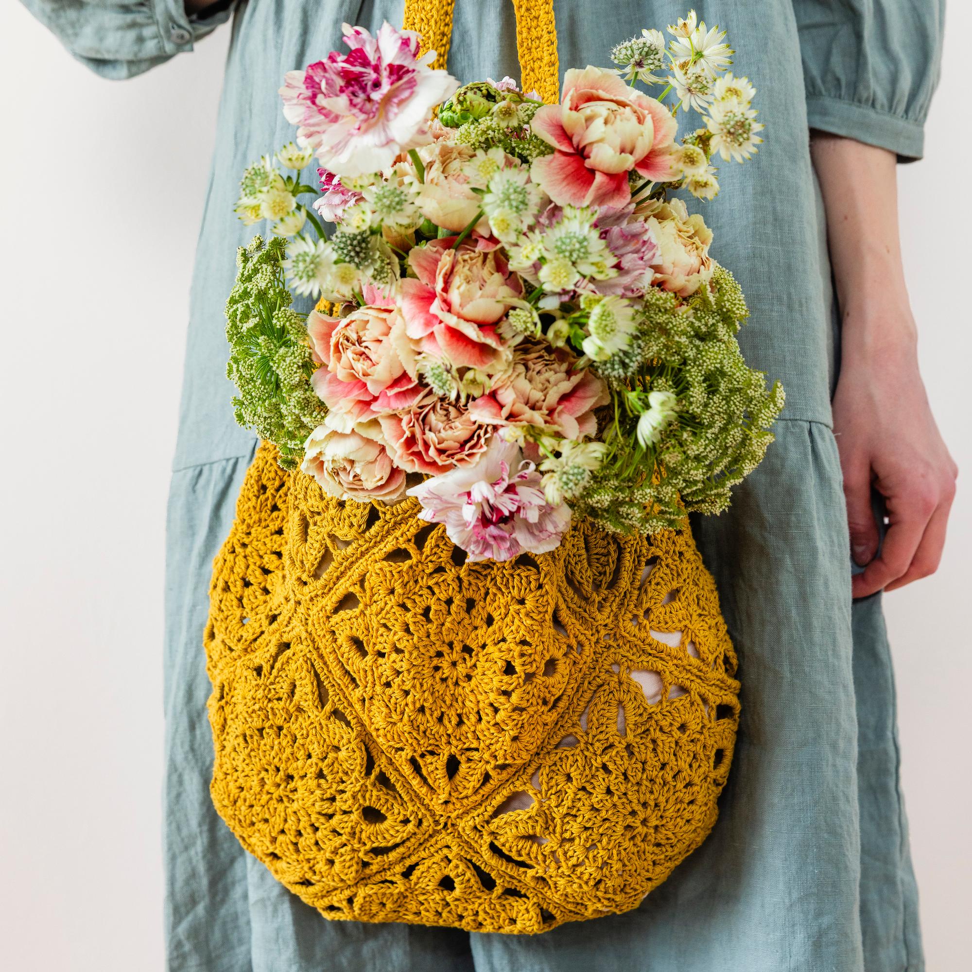 Crochet a dahlia bag from squares: a flower lover’s dream project!
