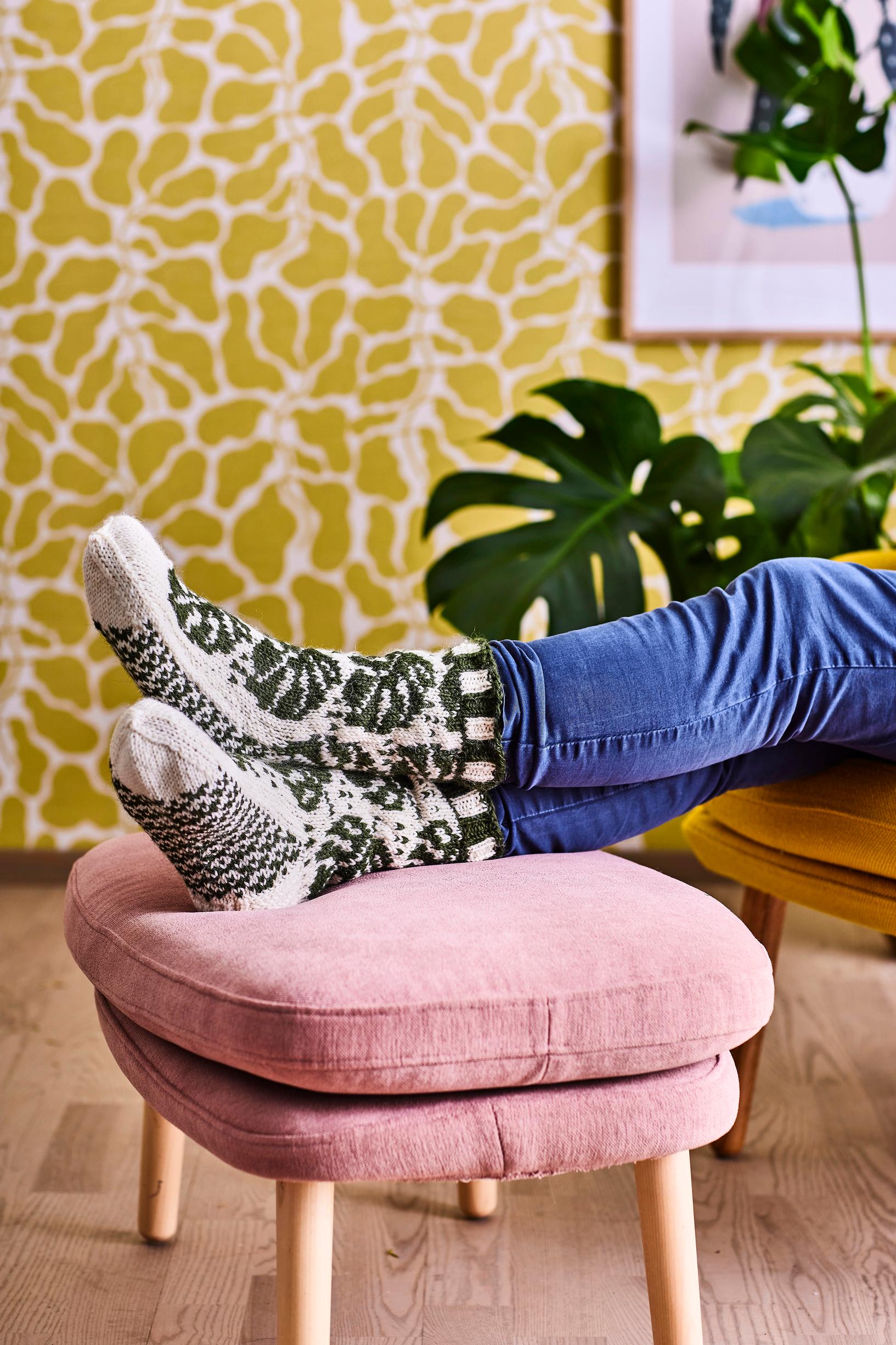 Free knitting pattern: These modern Monstera wool socks will delight any green thumb!