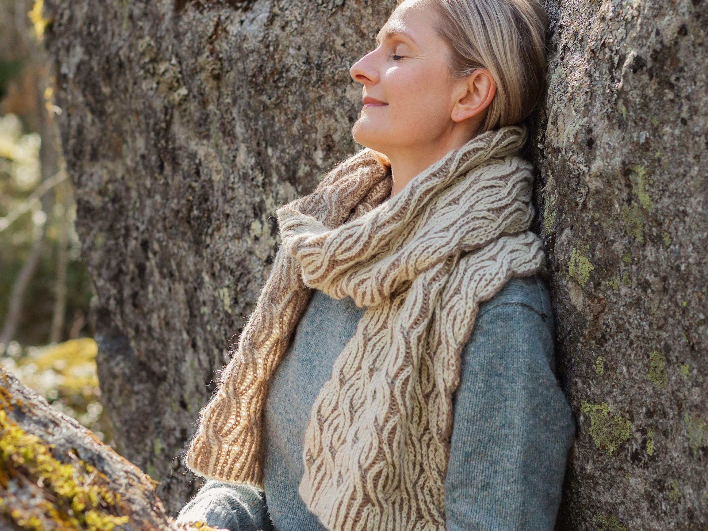 Brioche cable scarf: a two-color stunner on both sides
