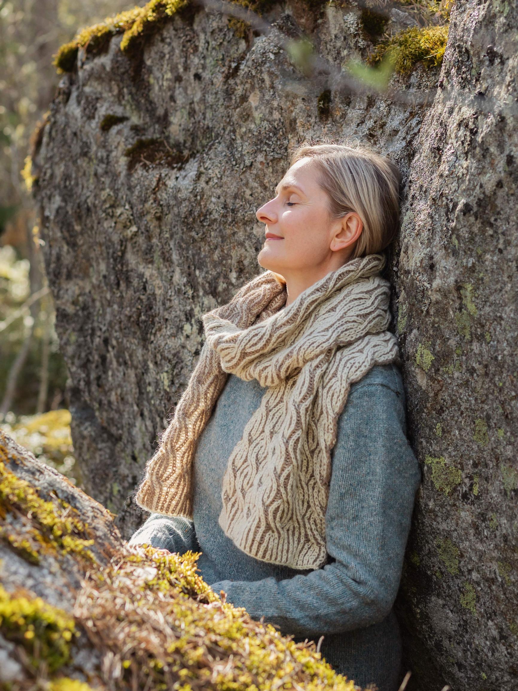 Brioche cable scarf: a two-color stunner on both sides