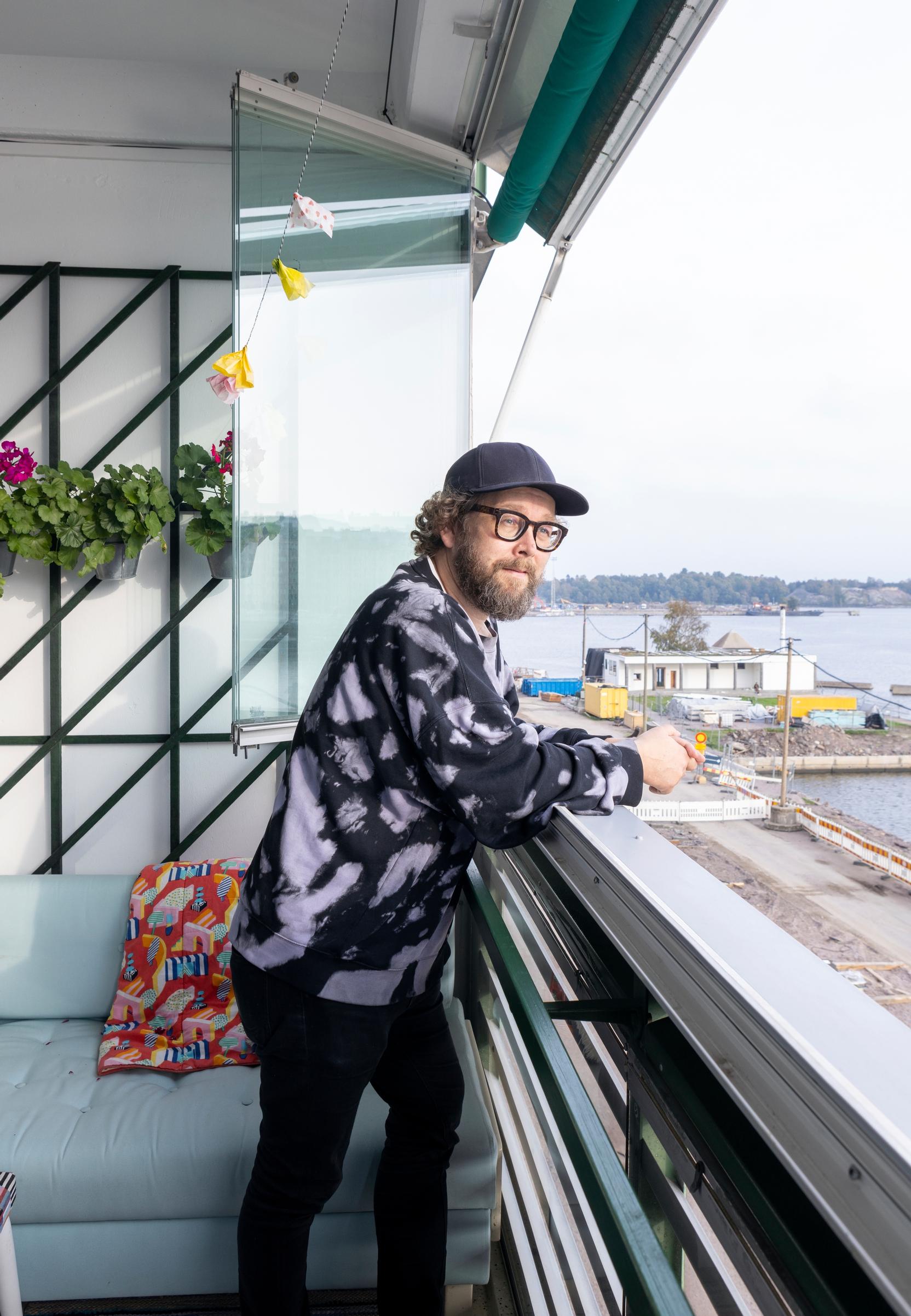 Jussi Karjalainen on the balcony