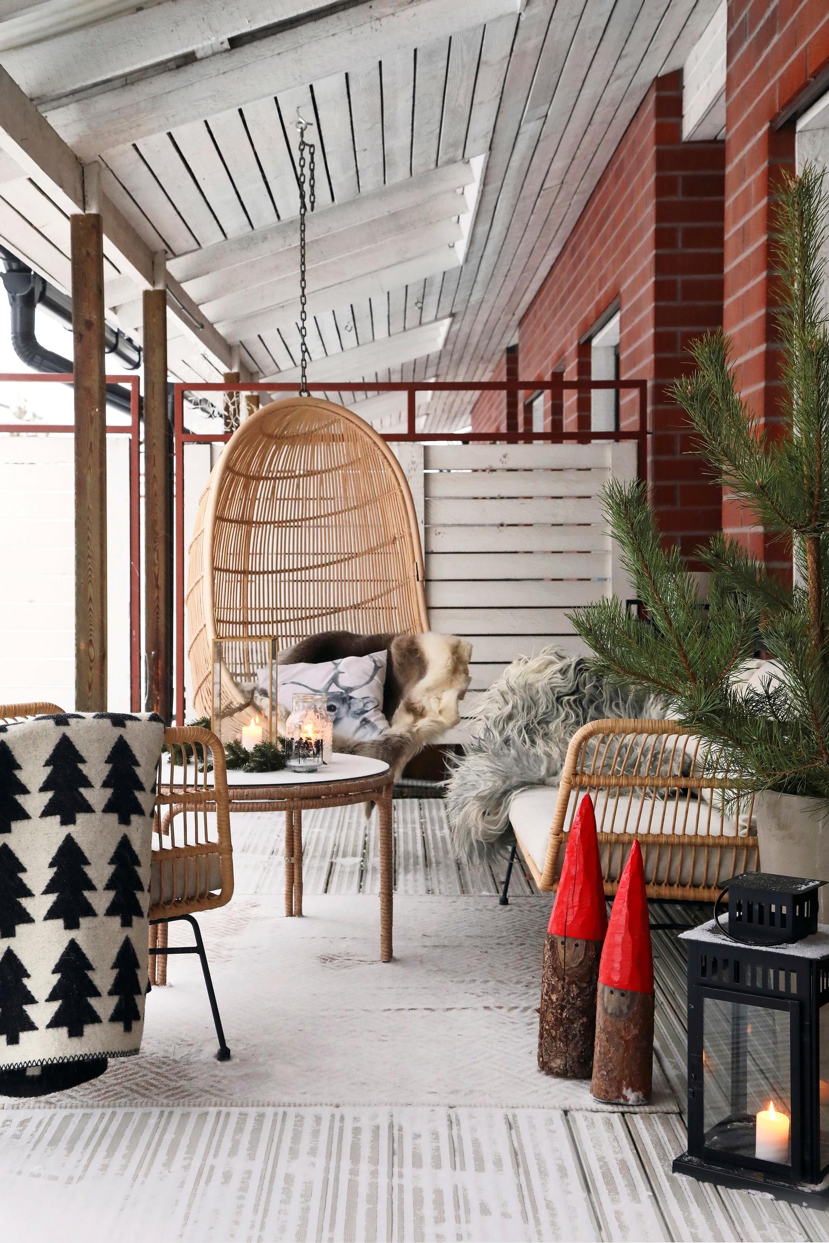 A Christmasy terrace with rattan furniture