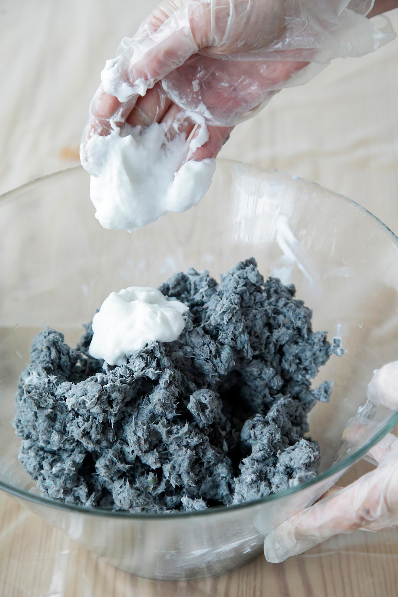 Mix glue and wallpaper paste into the pulp to make it easy to shape.