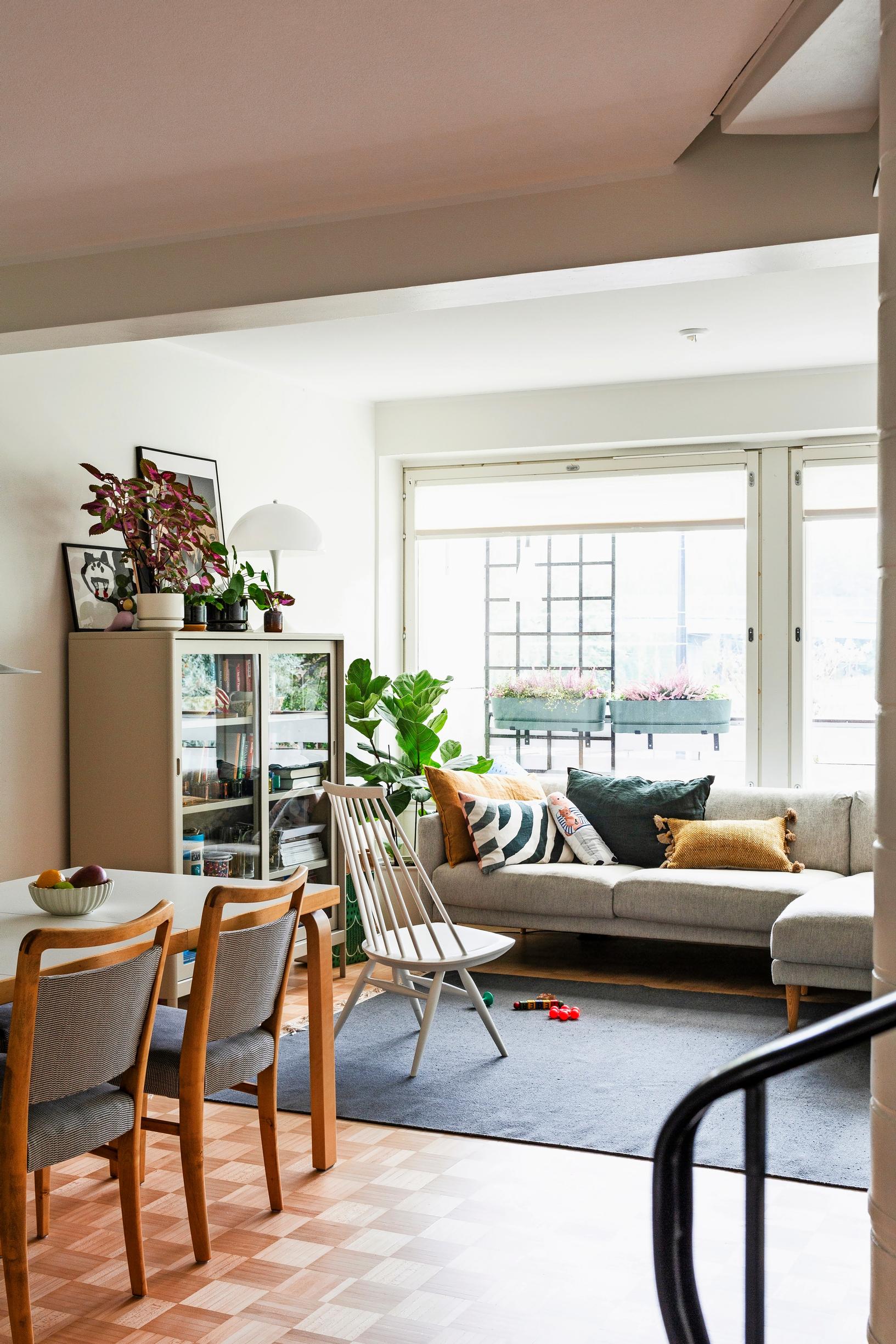 Living room with a light-colored sofa and a large rug