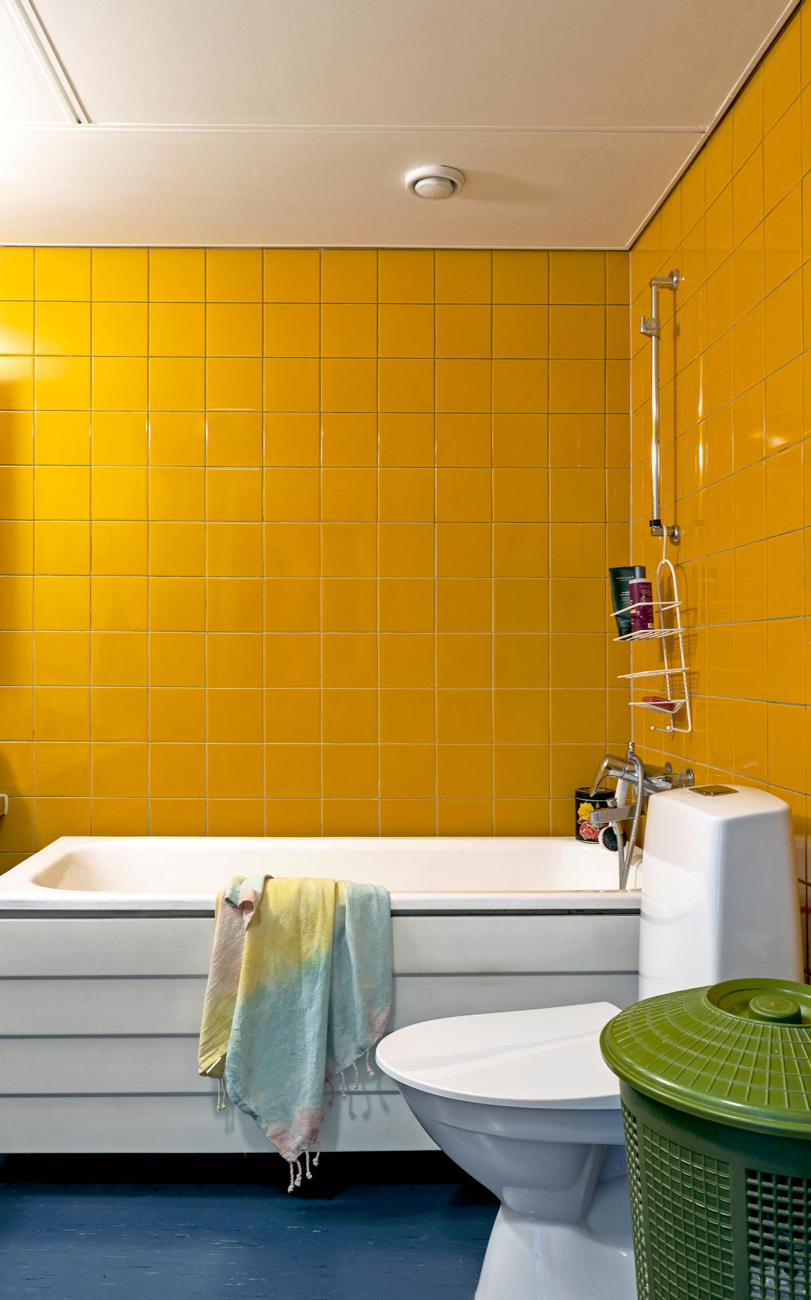 Yellow tiles in the bathroom